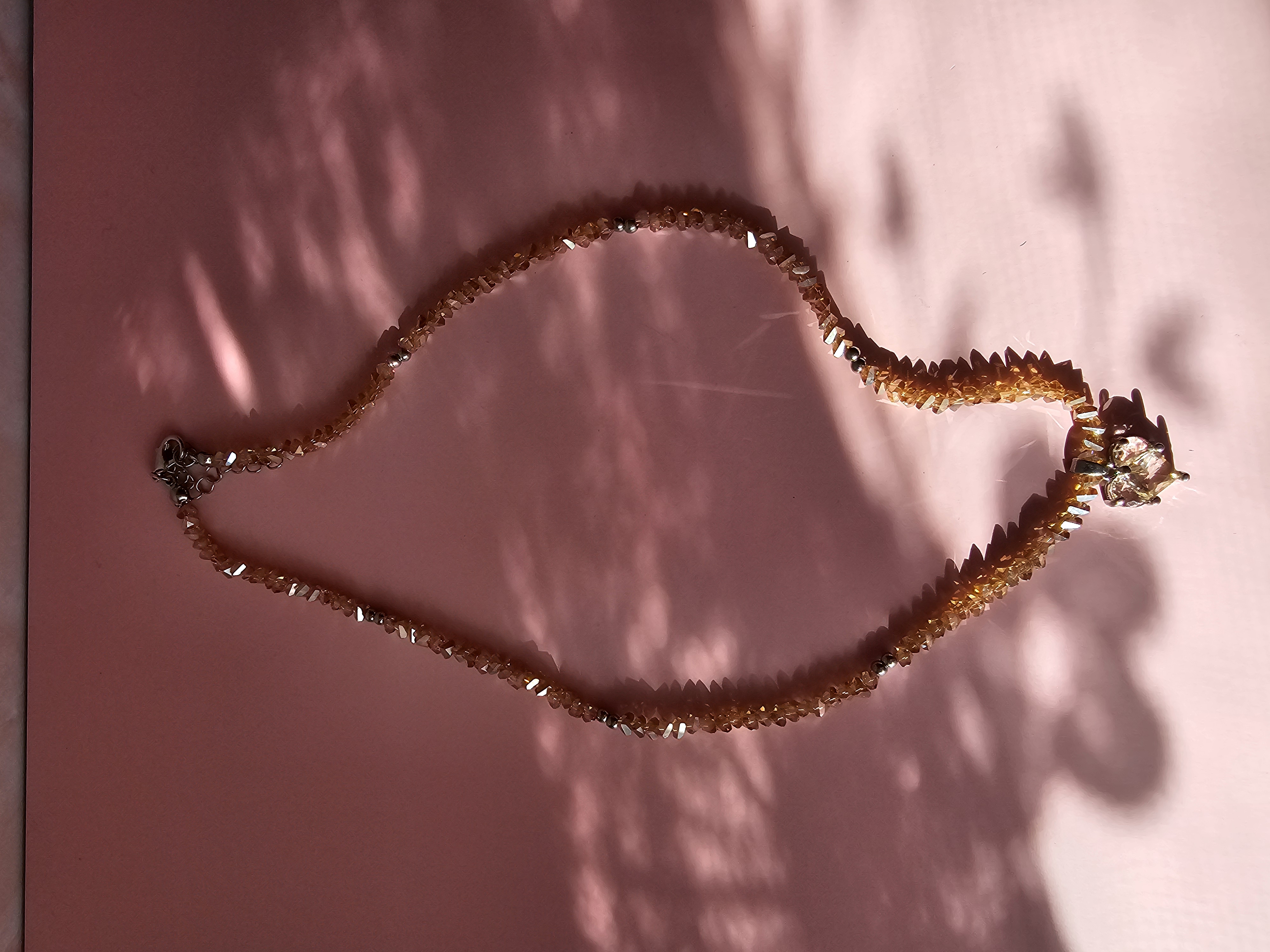 Puošnus kaklo vėrinys aukso spalvos su širdele