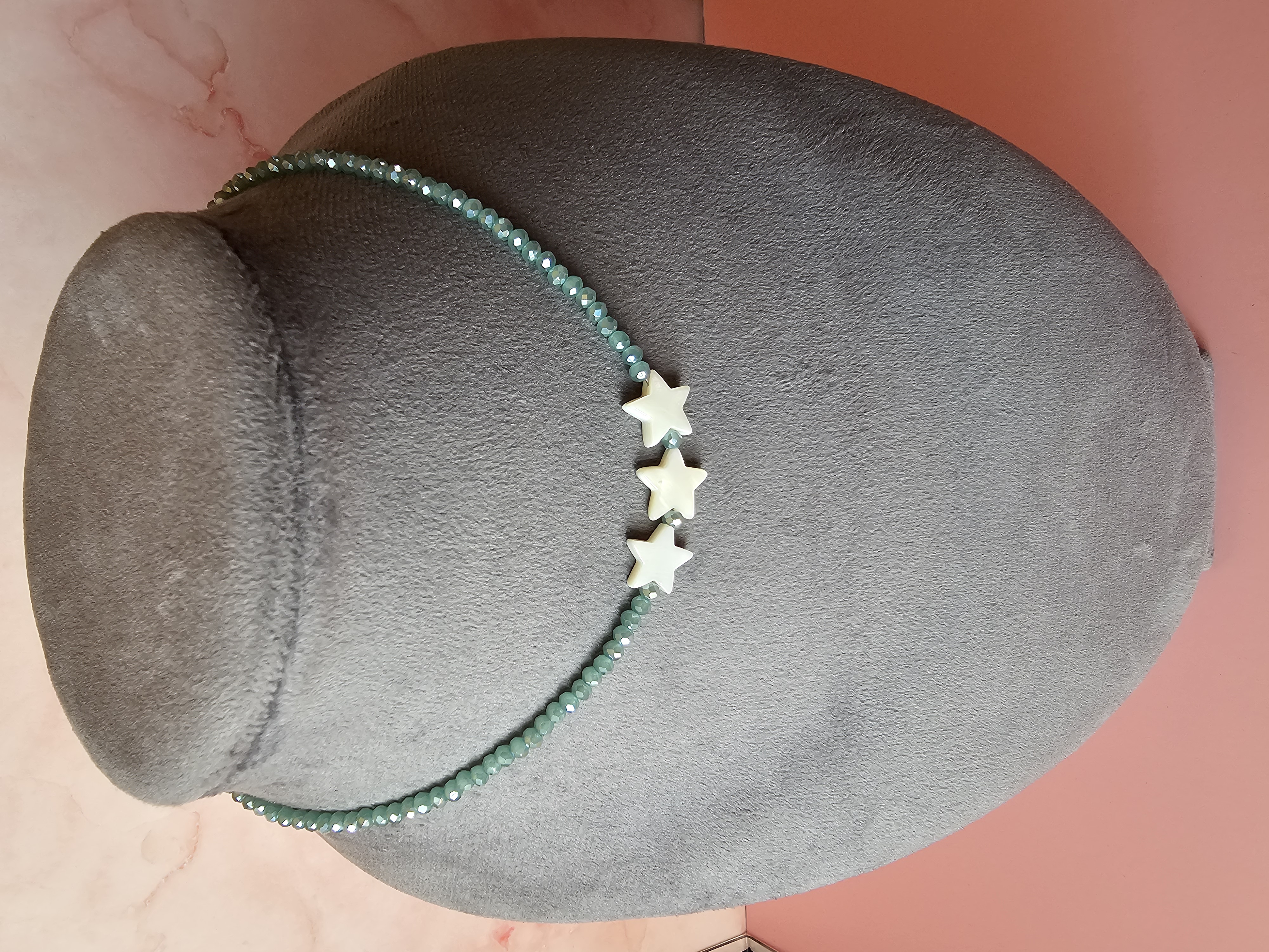 Kaklo papuošalas su žvaigždėmis iš kriauklių