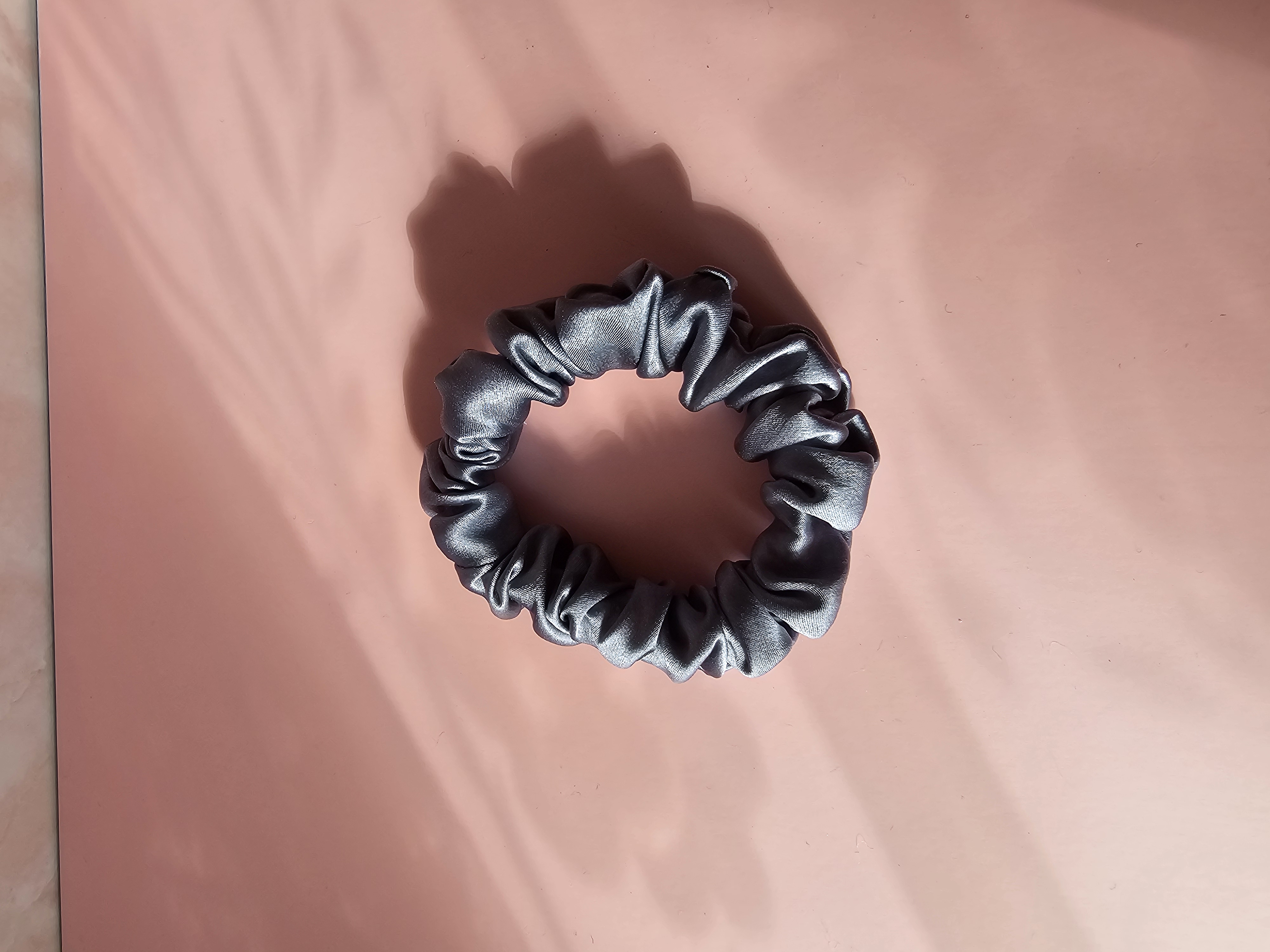 Midi šilkinė plaukų gumytė - pilka