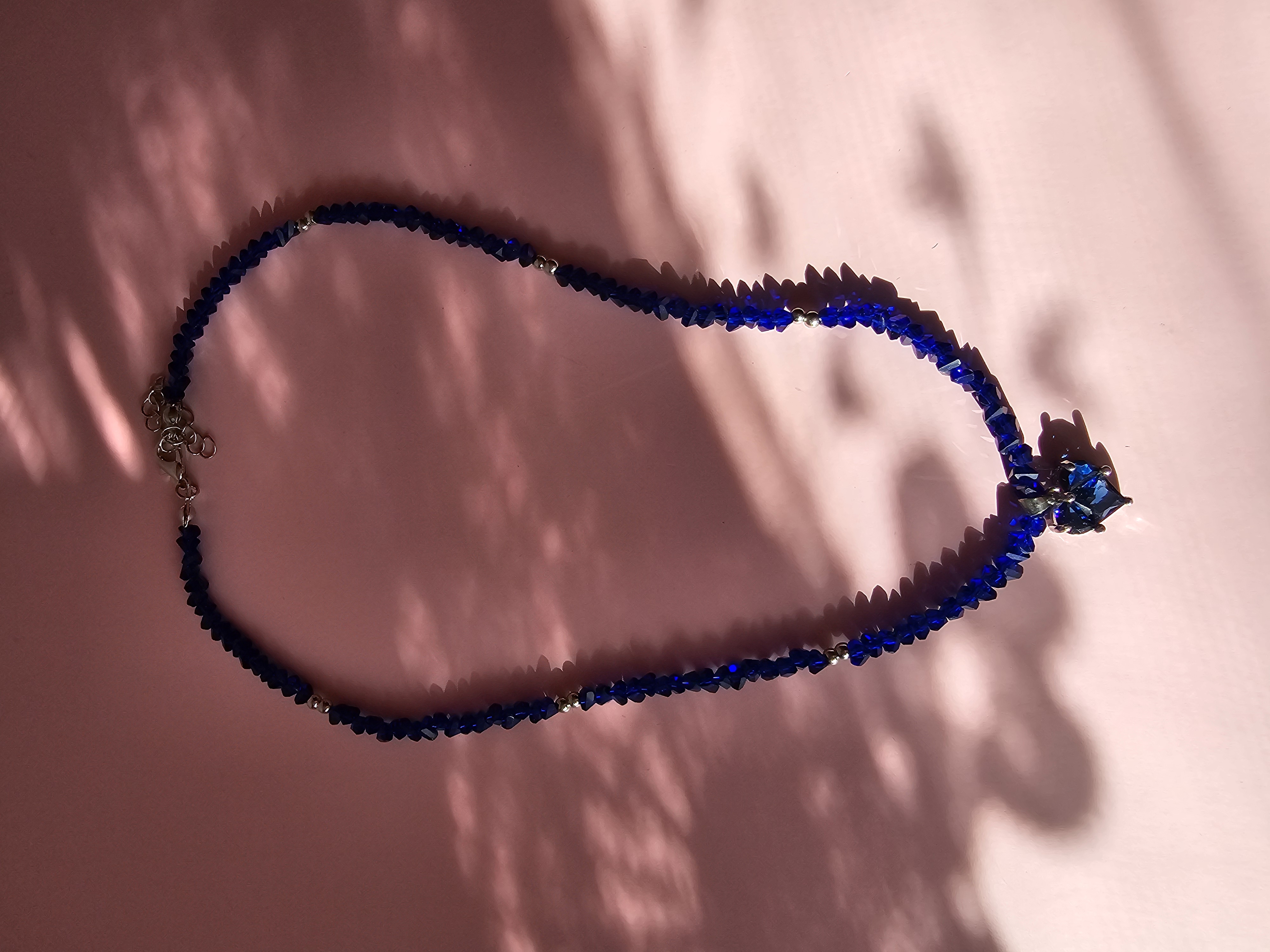 Puošnus tamsiai mėlynas kaklo vėrinys su širdele