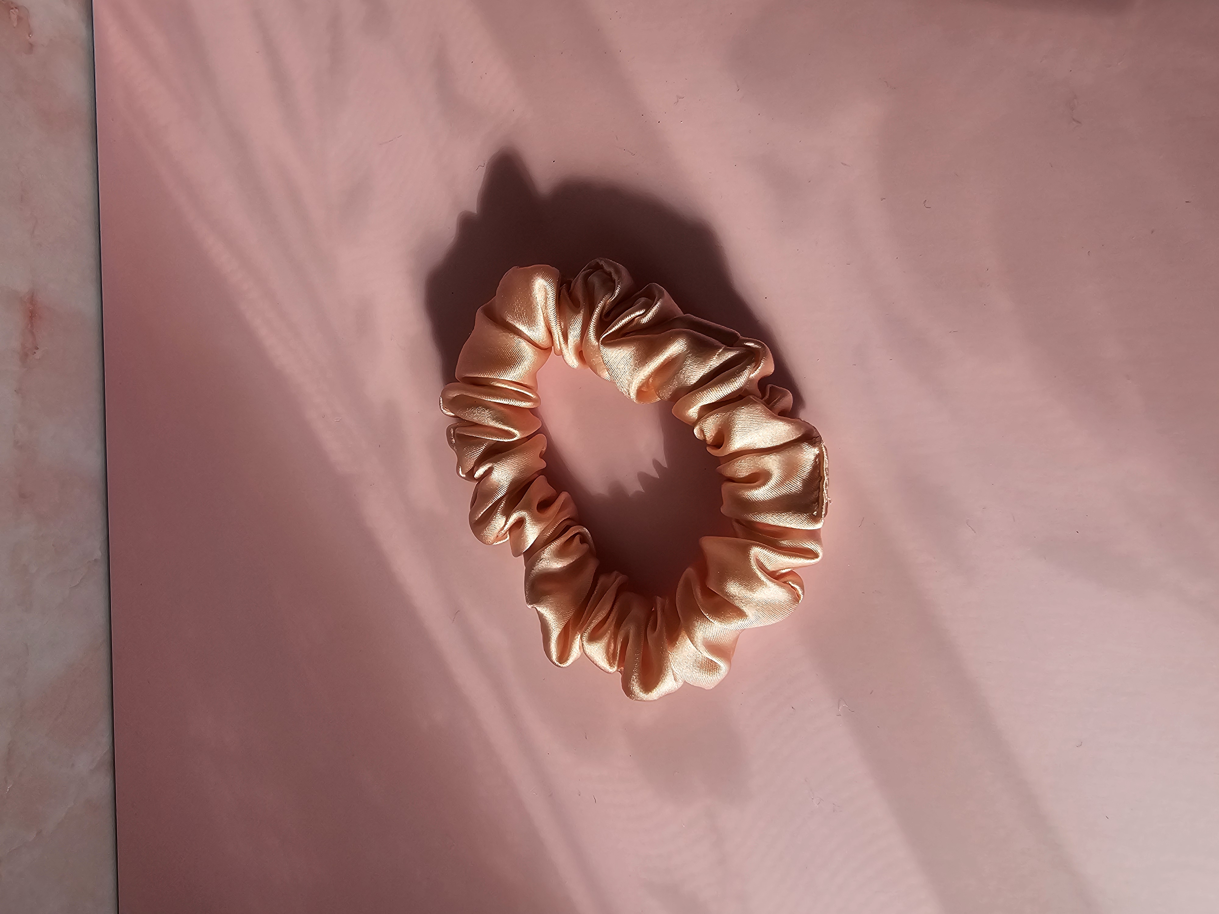 Midi šilkinė plaukų gumytė - persikėlis