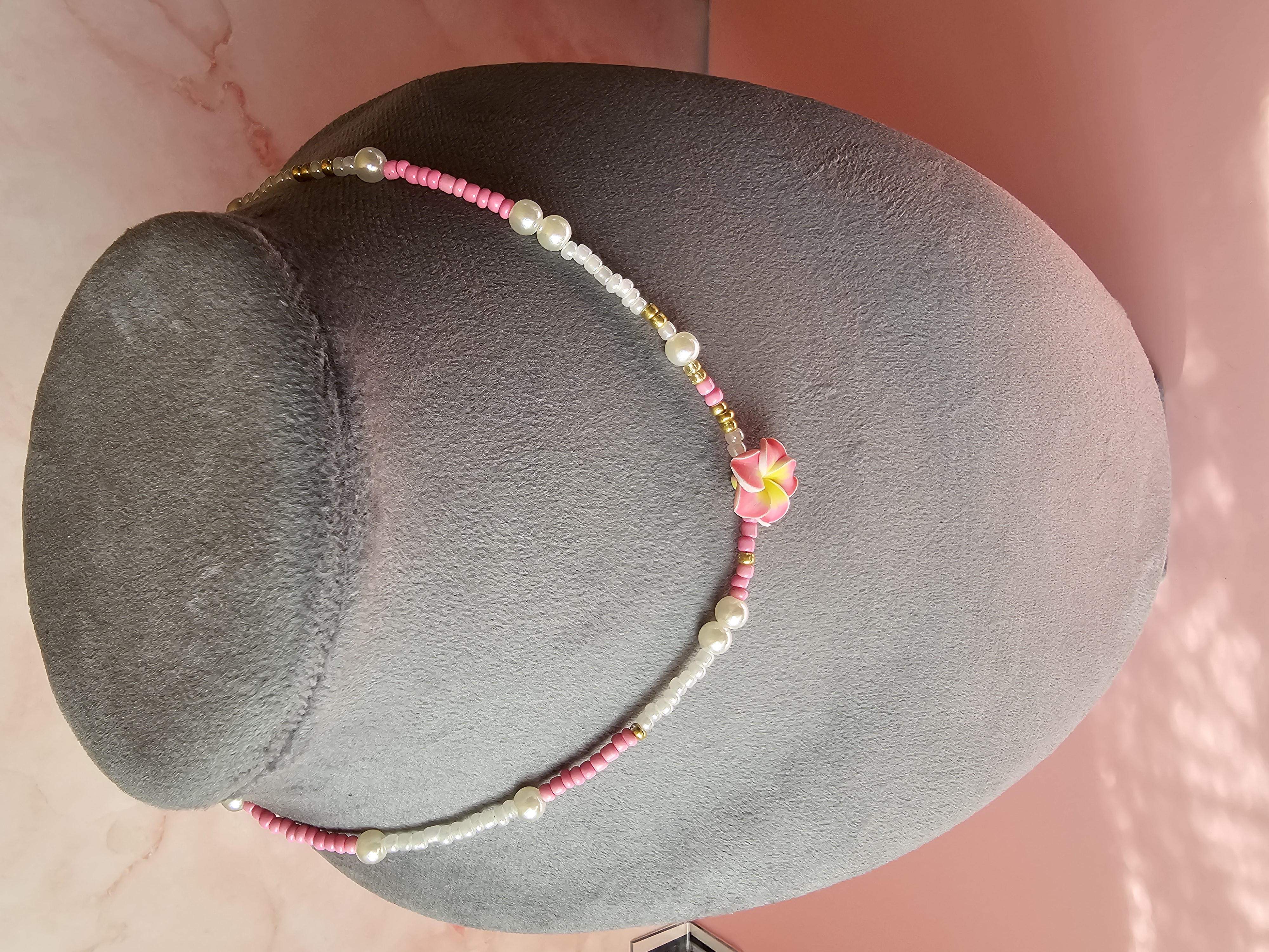 Kaklo vėrinys su rožine gėle