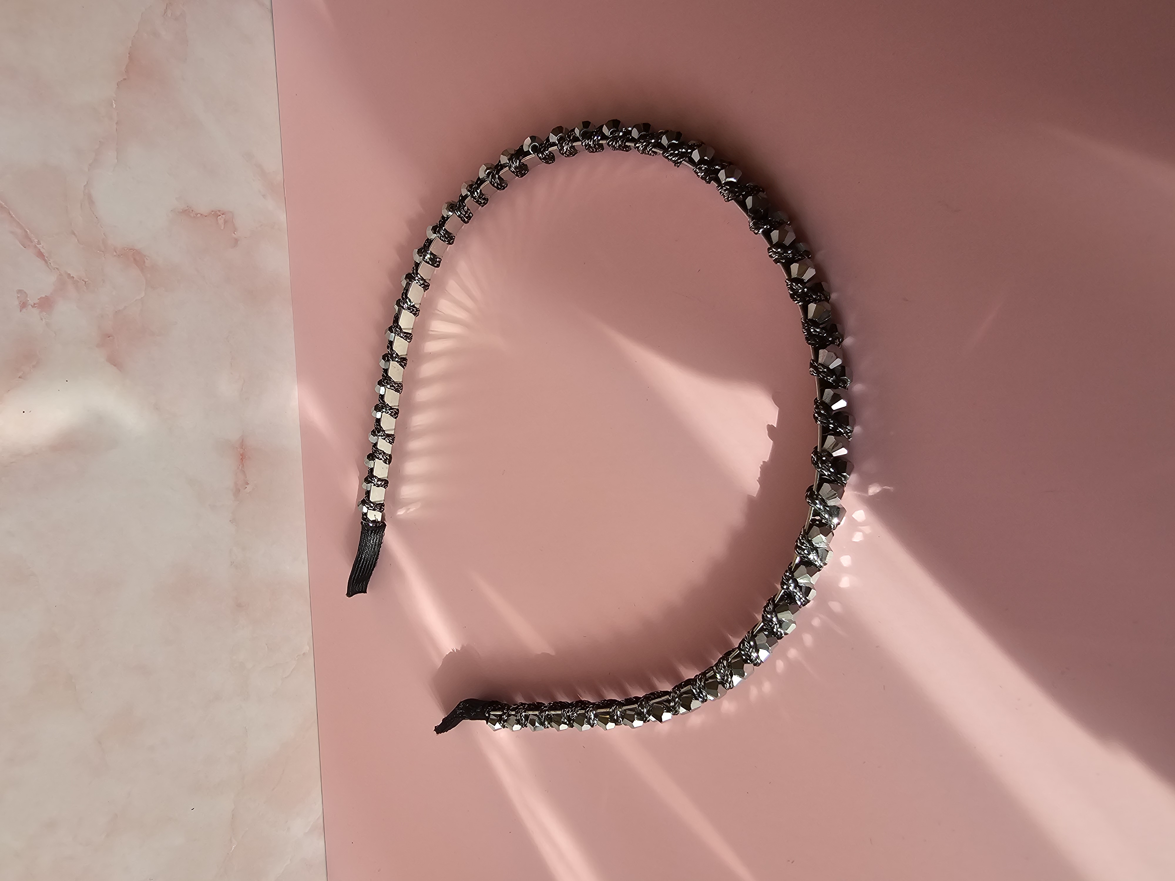 Siuvinėtas pilkas plonas plaukų lankelis su akmenukais