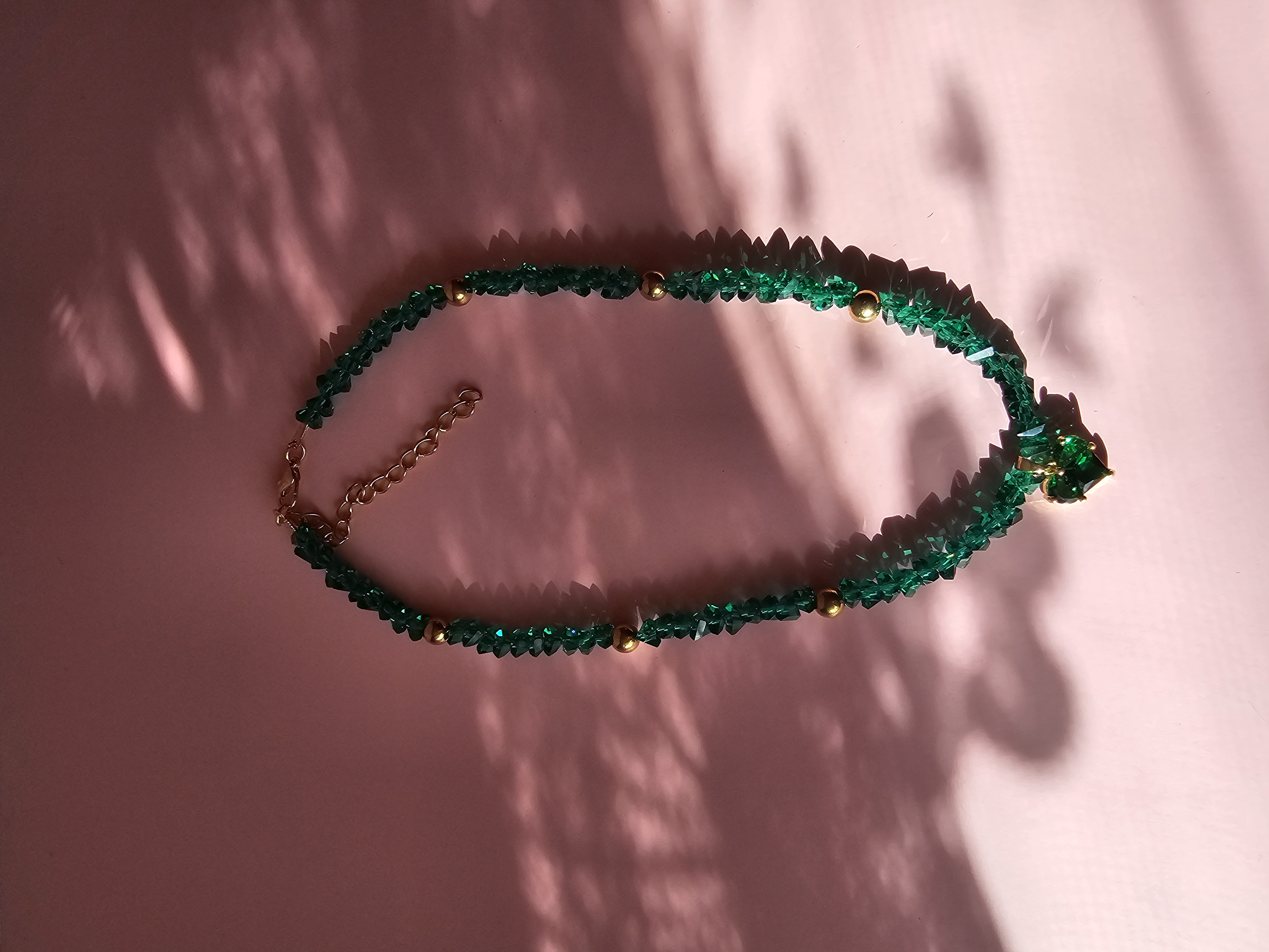 Puošnus žalias kaklo vėrinys su širdele