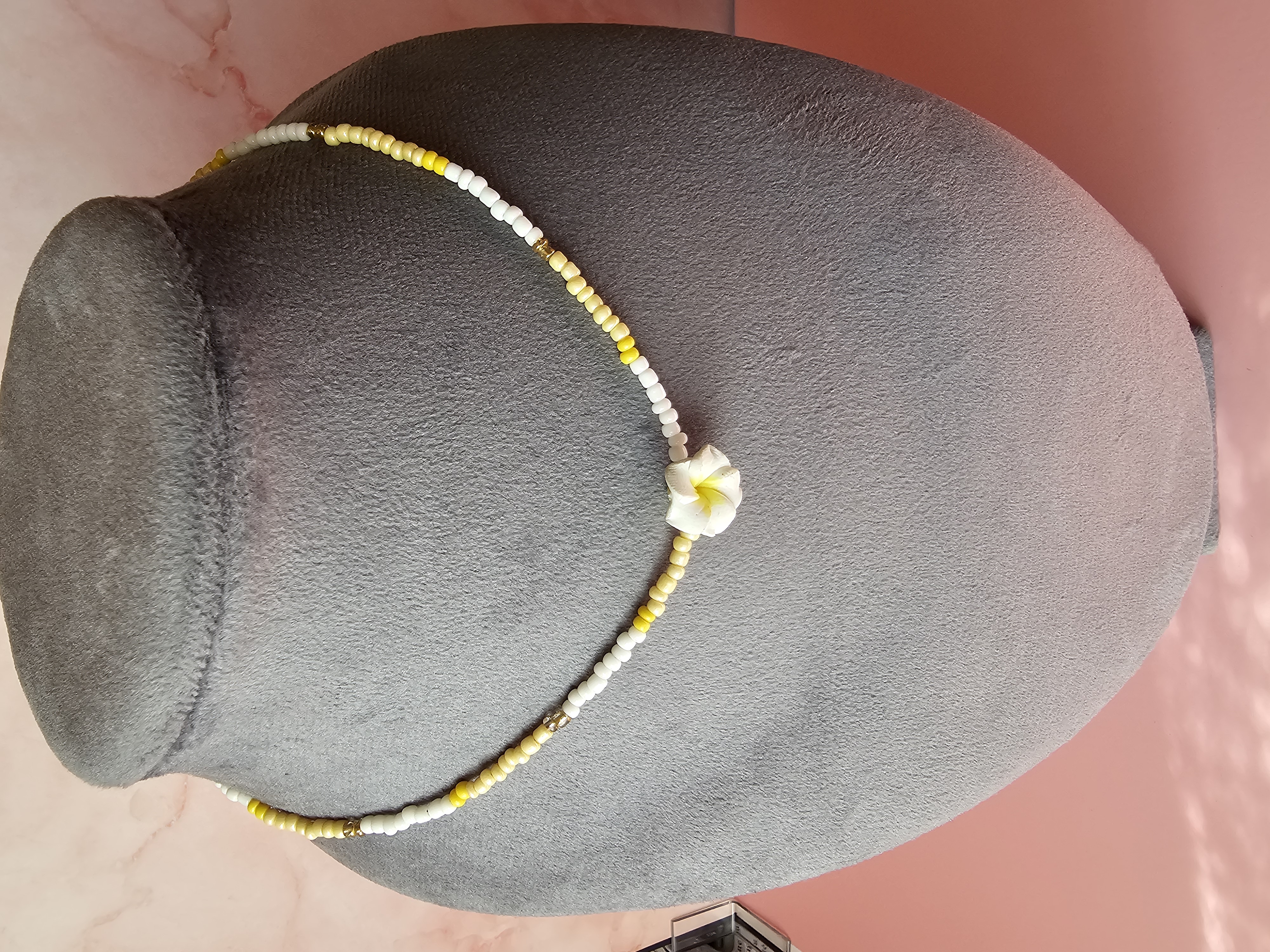 Kaklo vėrinys su geltona gėle