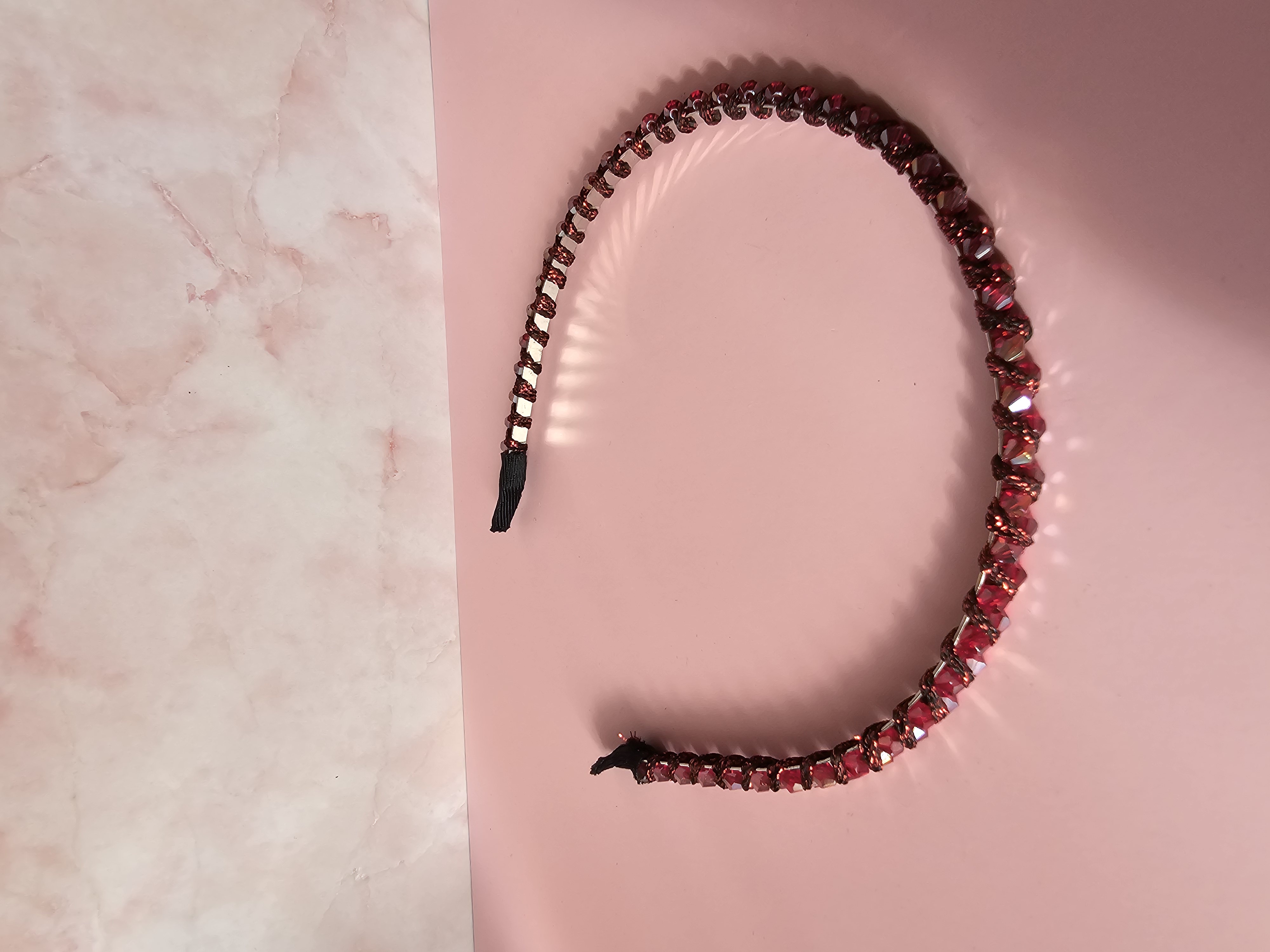 Siuvinėtas raudonas plaukų lankelis 