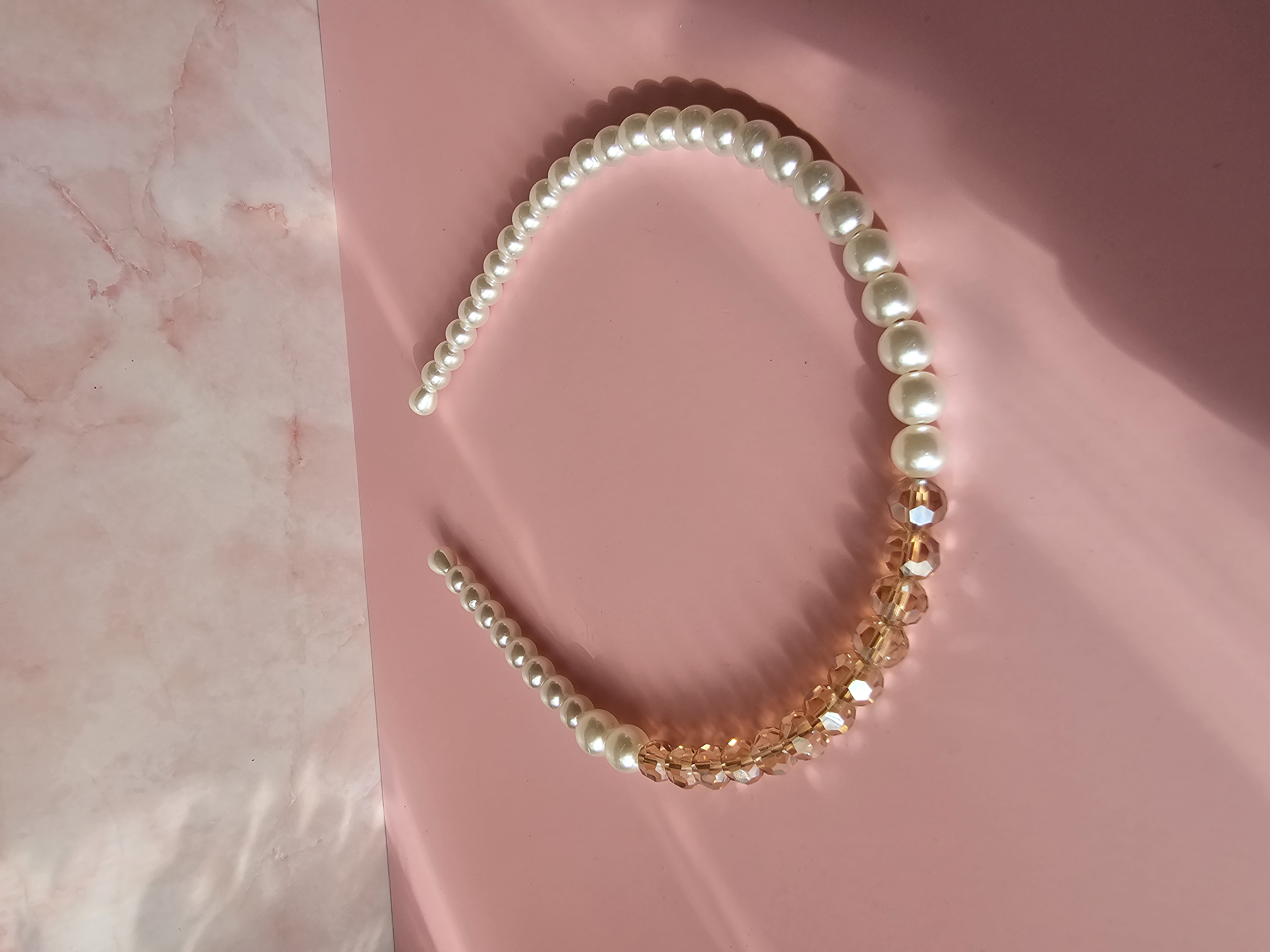 Perlais ir aukso spalvos kristalais puoštas lankelis