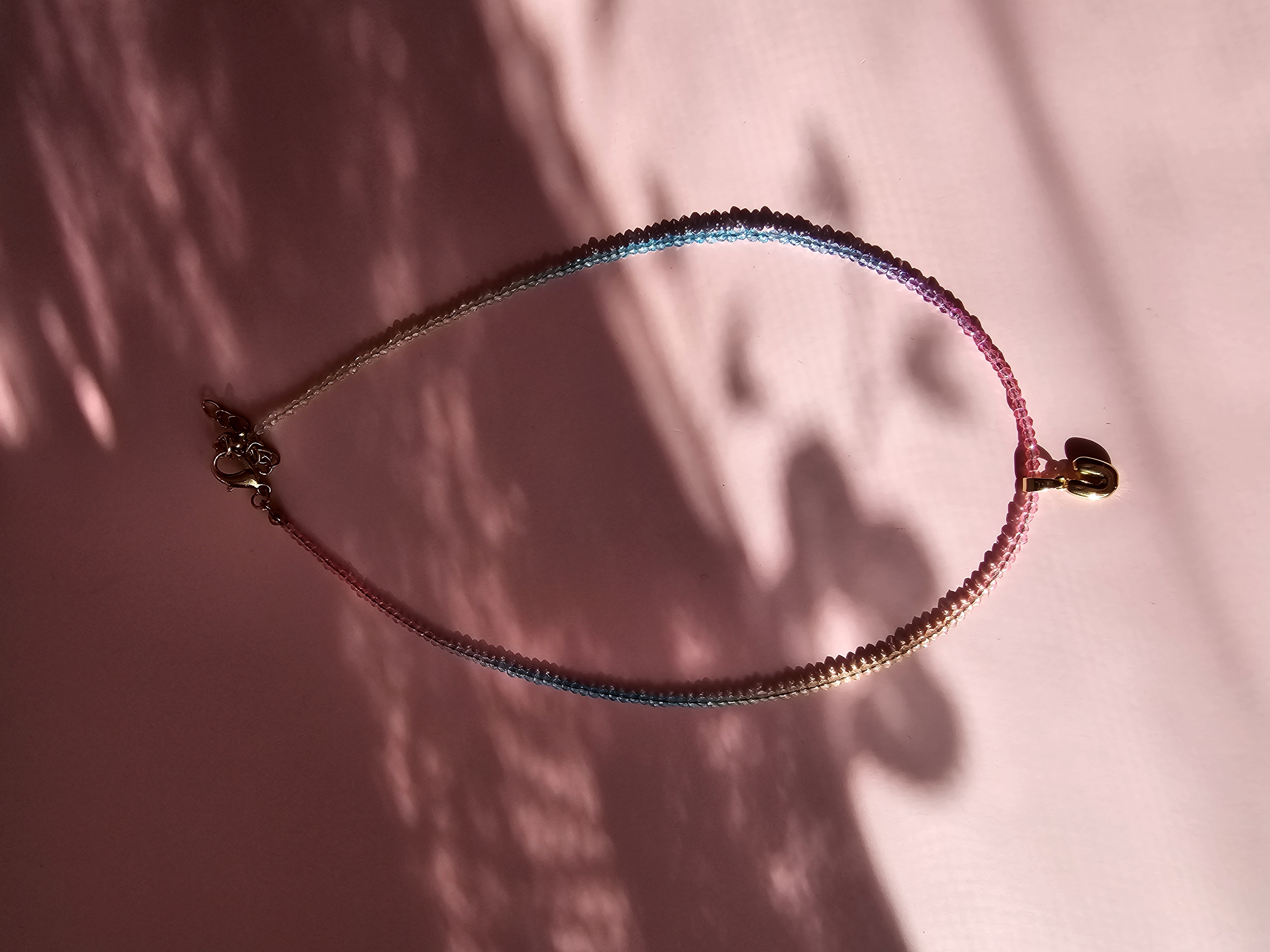 Spalvingas kaklo vėrinys su U raide