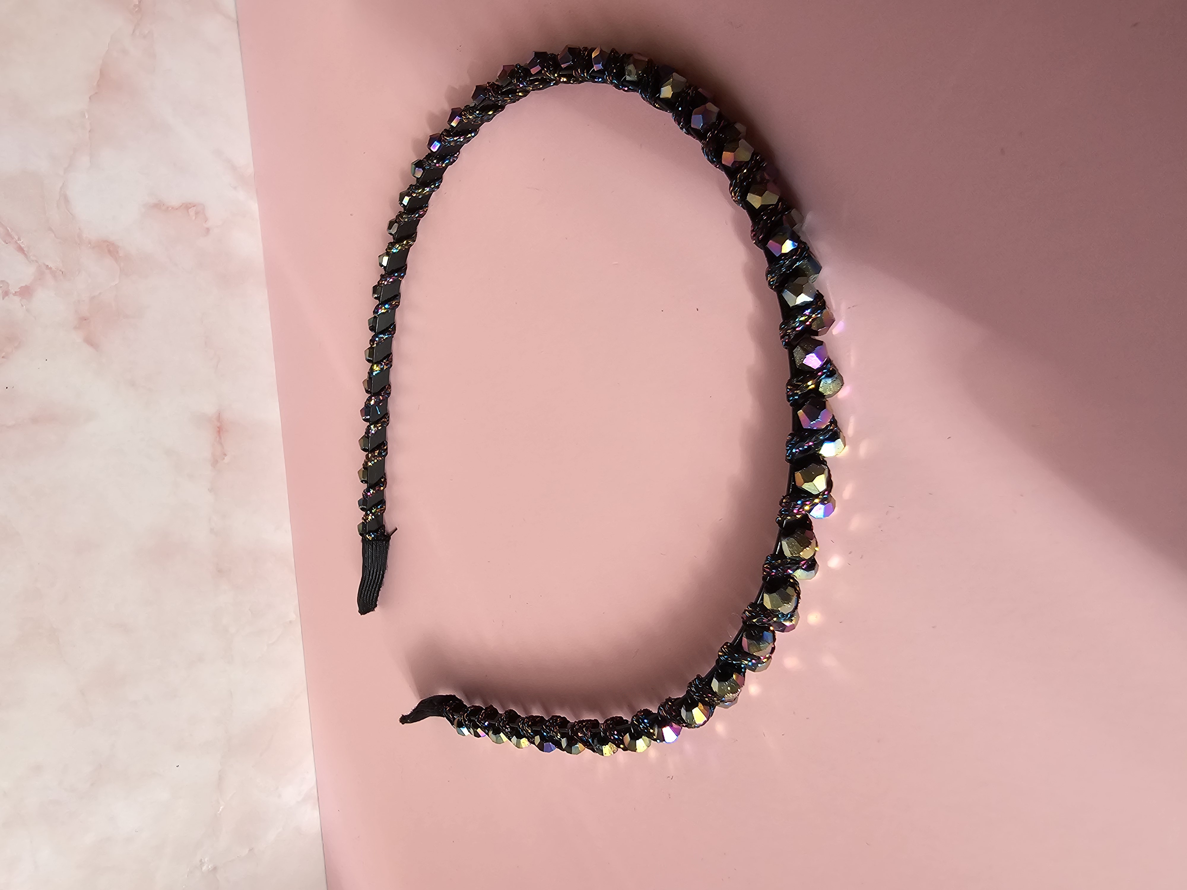 Siuvinėtas plaukų lankelis su spalvingais blizgiais akmenukais