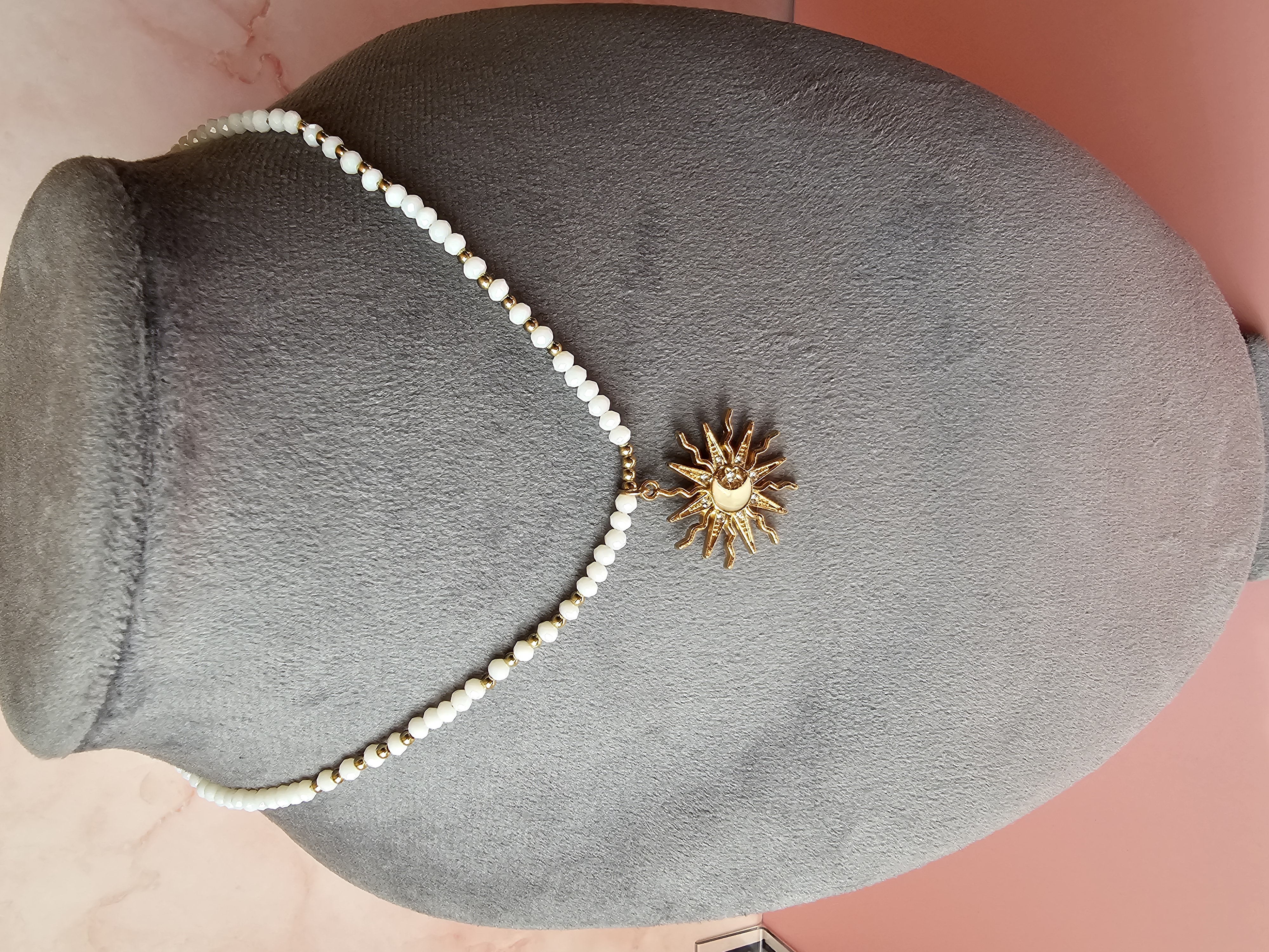 Kaklo vėrinys baltos spalvos su saule