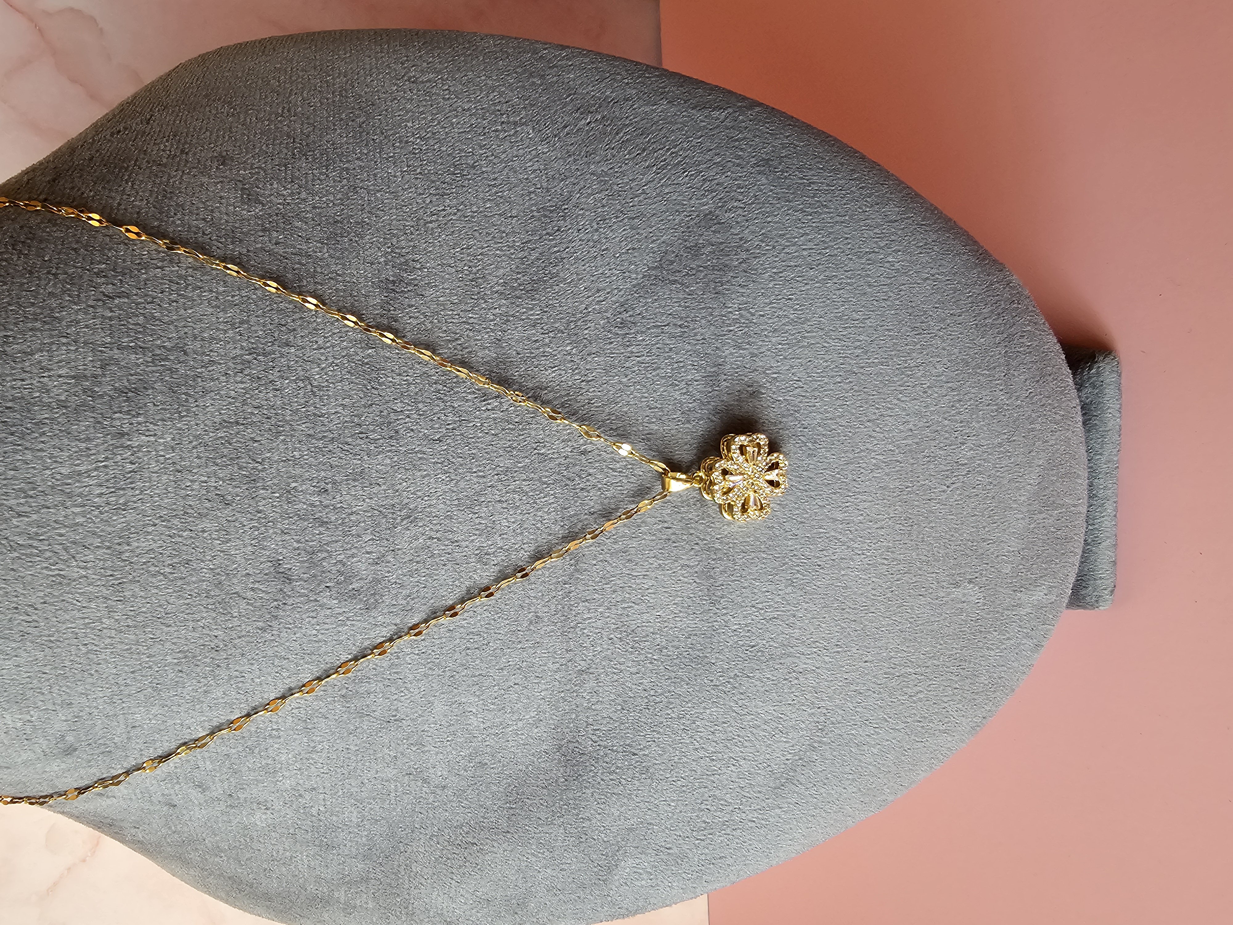 Nerūdijančio plieno grandinėlė su dobilėlio pakabuku