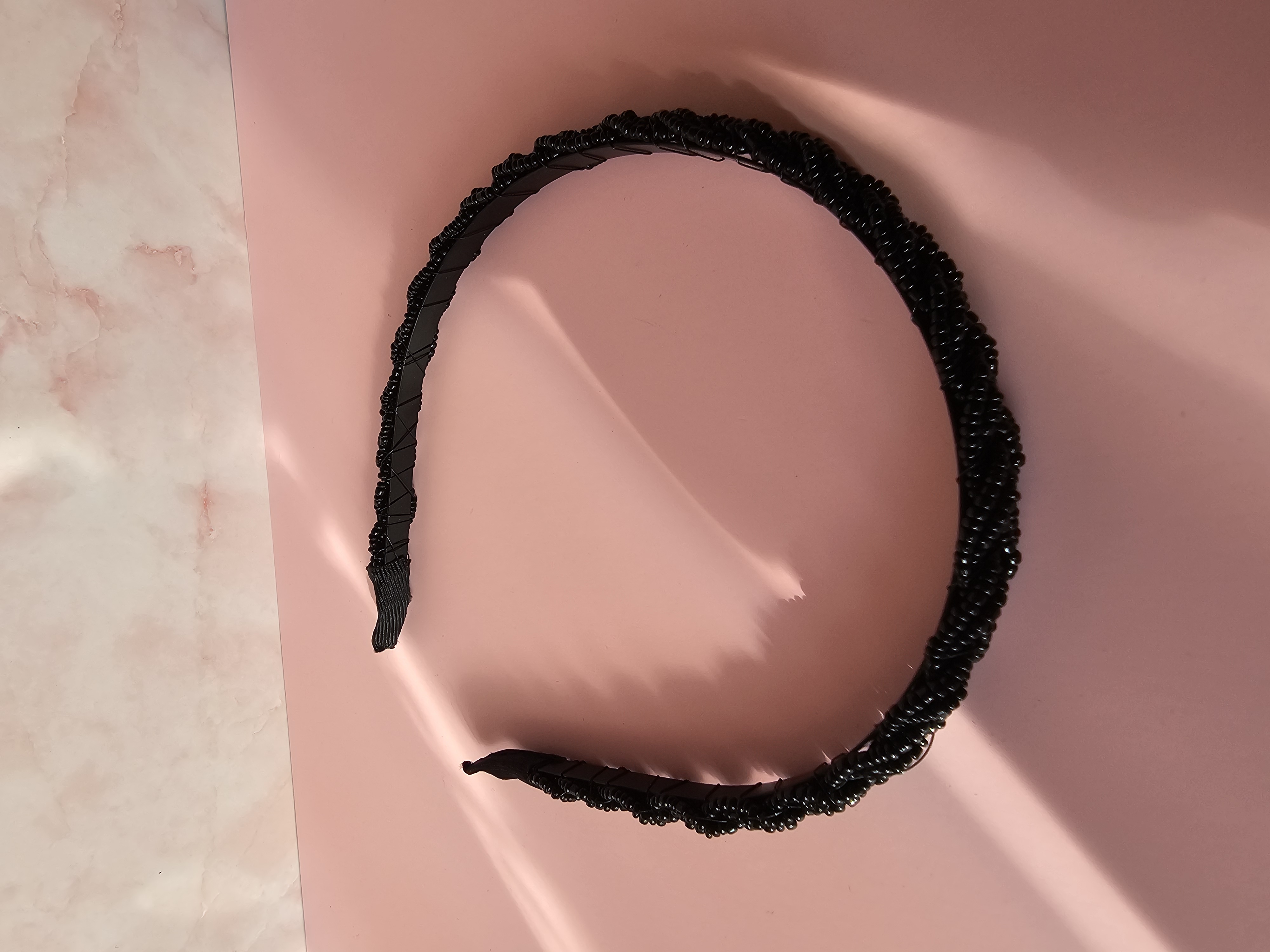 Siuvinėtas juodasis lankelis