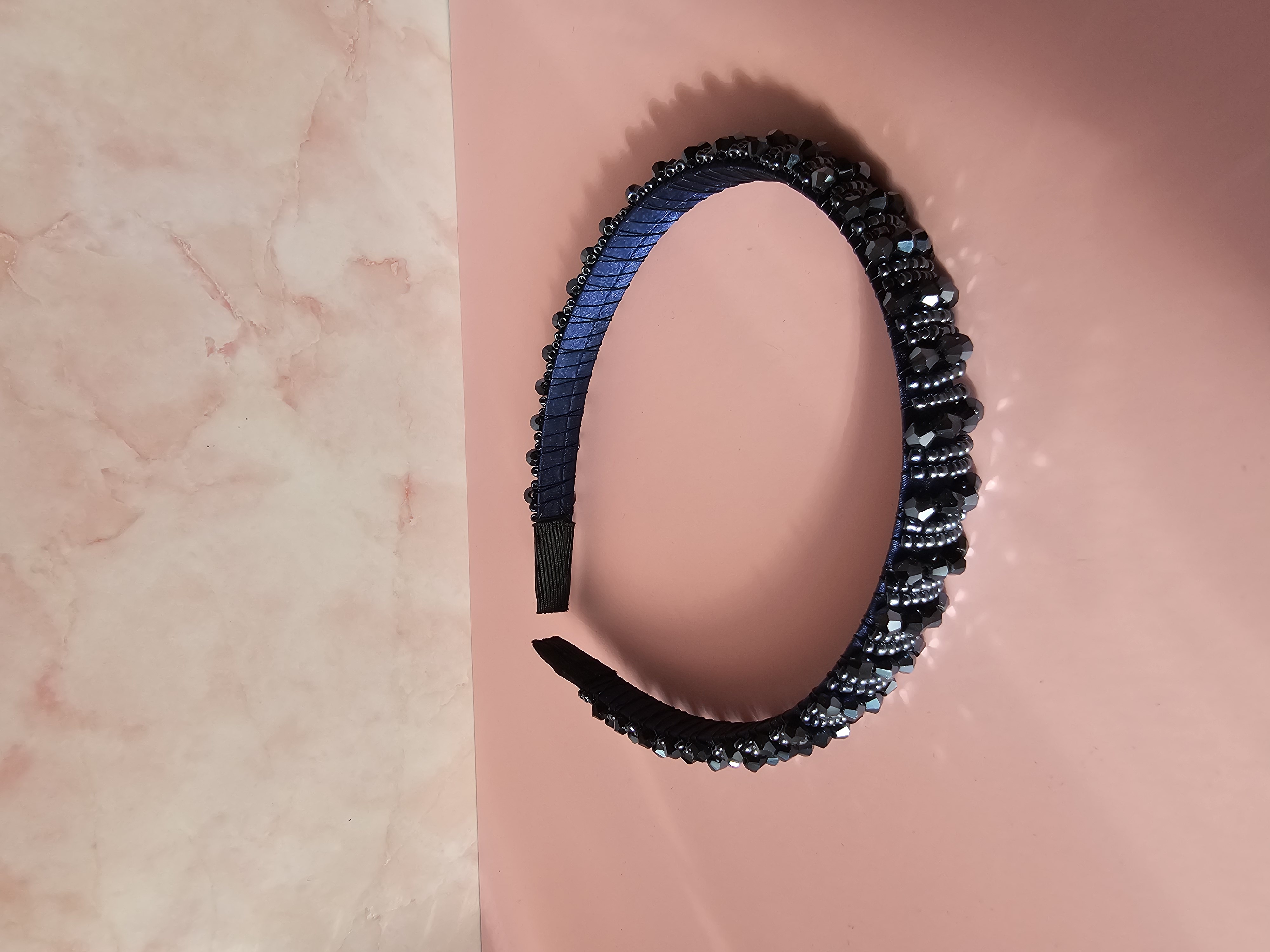 Puošnus siuvinėtas plaukų lankelis - tamsiai mėlynas