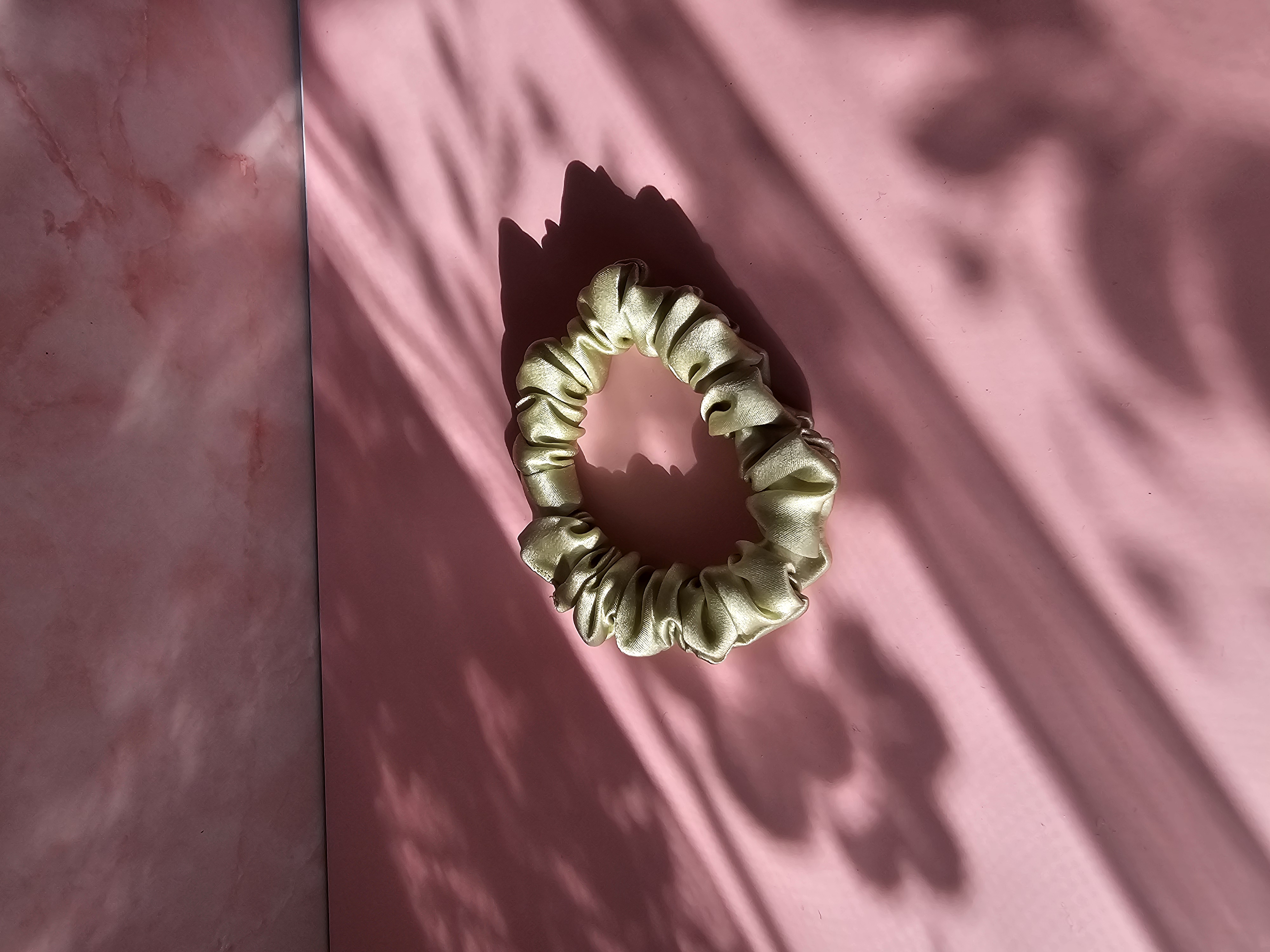 Midi šilkinė plaukų gumytė - alyvuogė