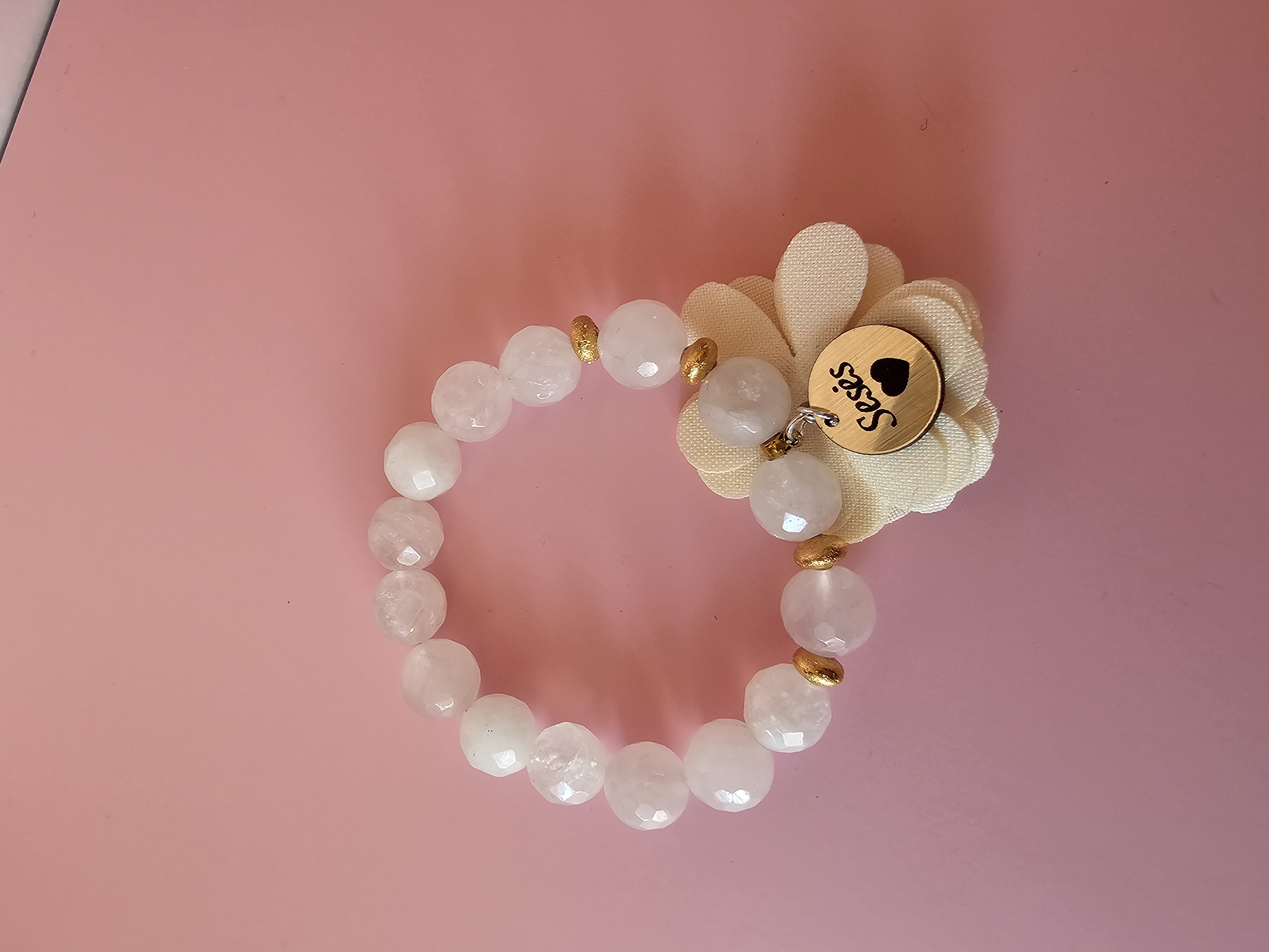 Apyrankė su užrašu "Sesės"