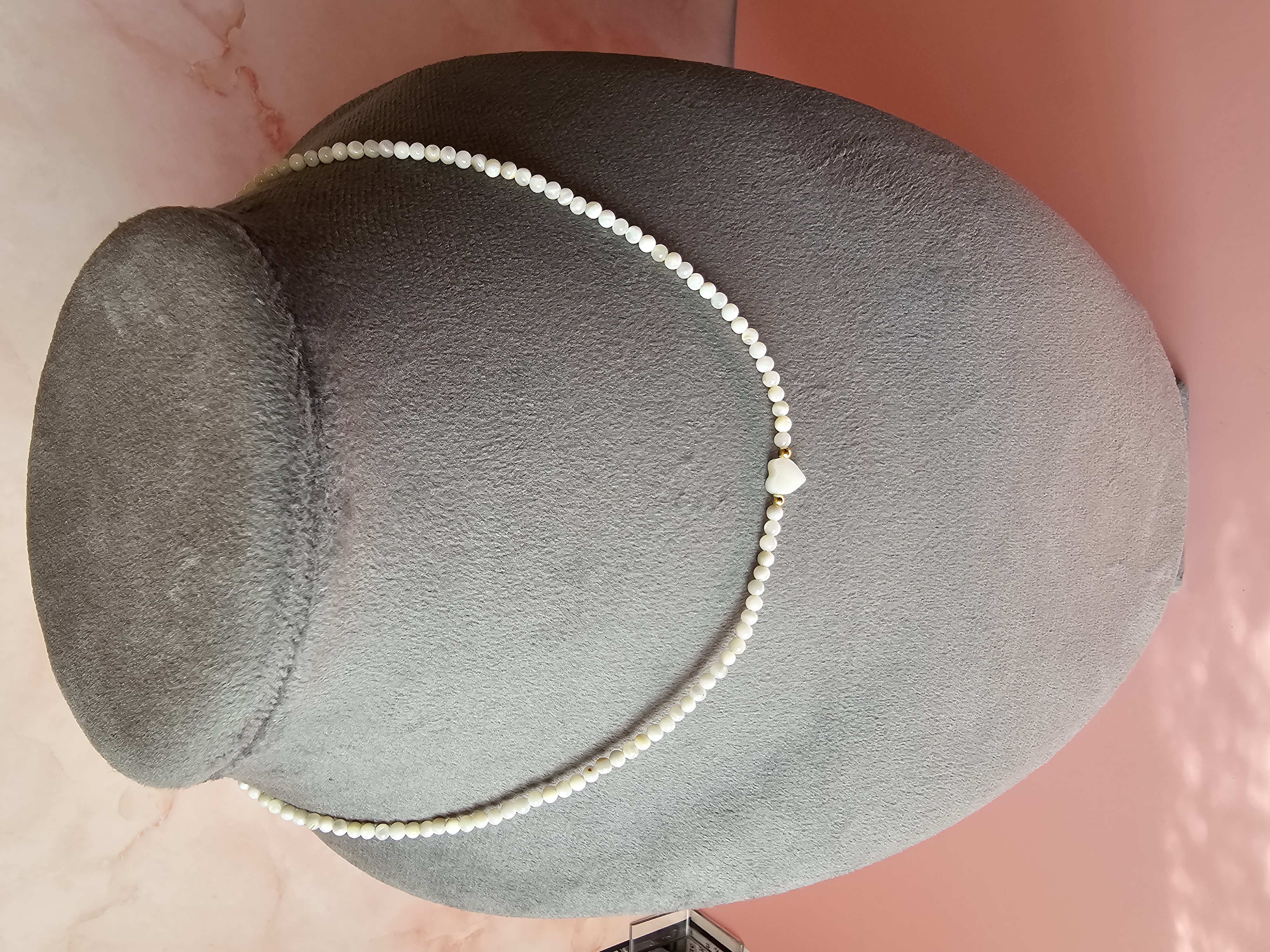 Žalsvas kaklo vėrinys su katės akies karoliukais ir širdele.