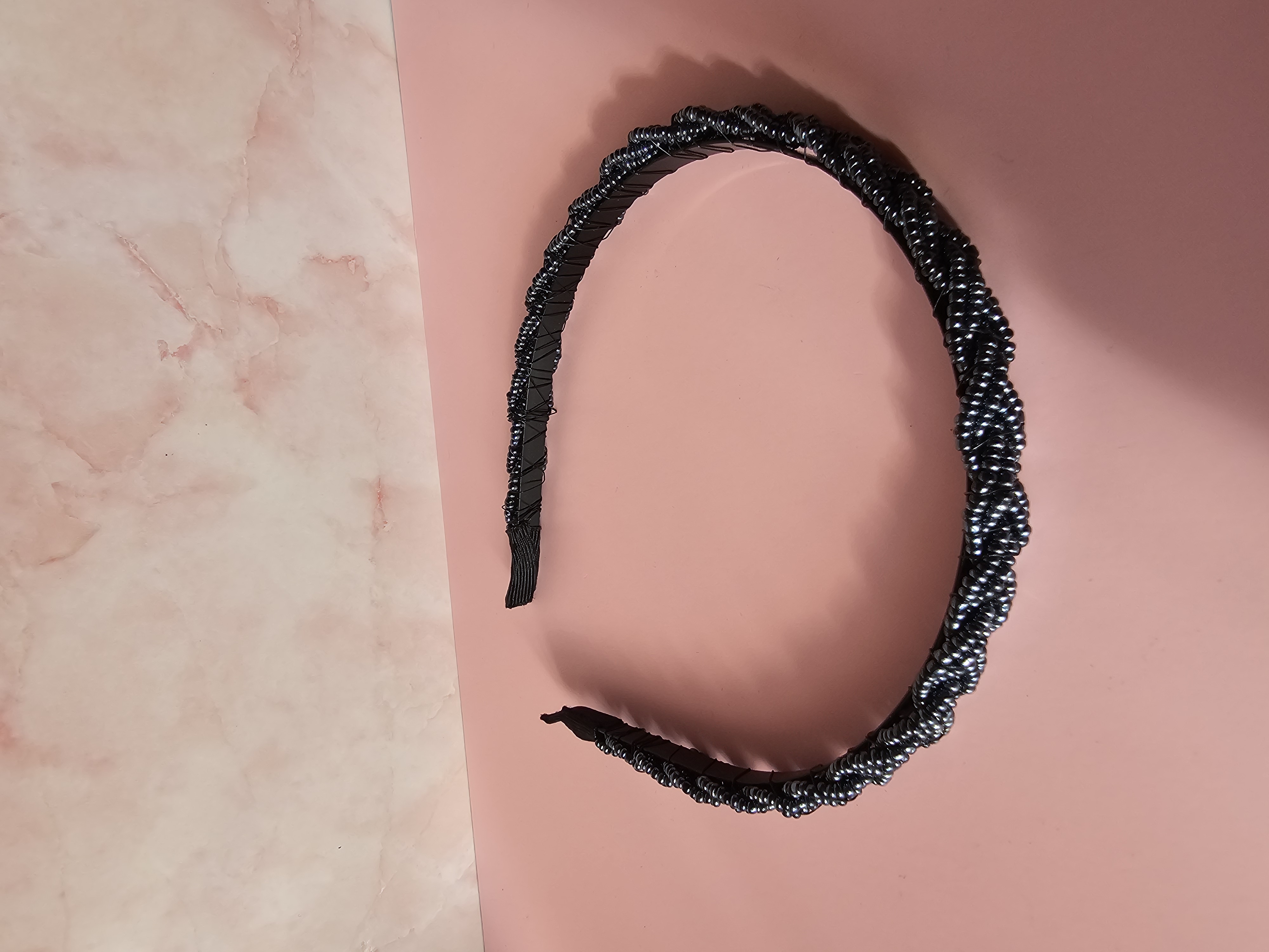 Plaukų lankelis siuvinėtas tamsus perlamutras