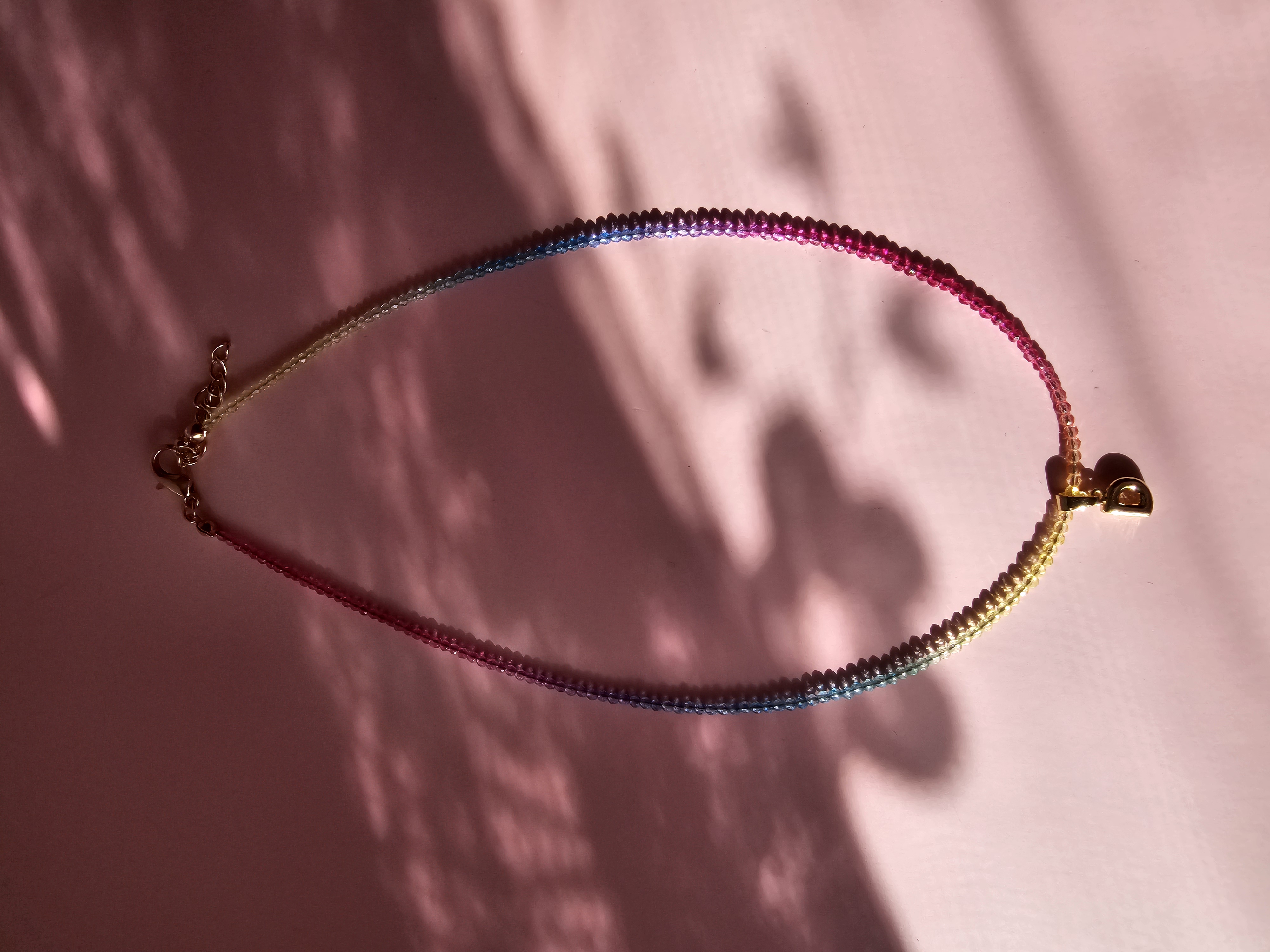 Spalvingas kaklo vėrinys su D raide