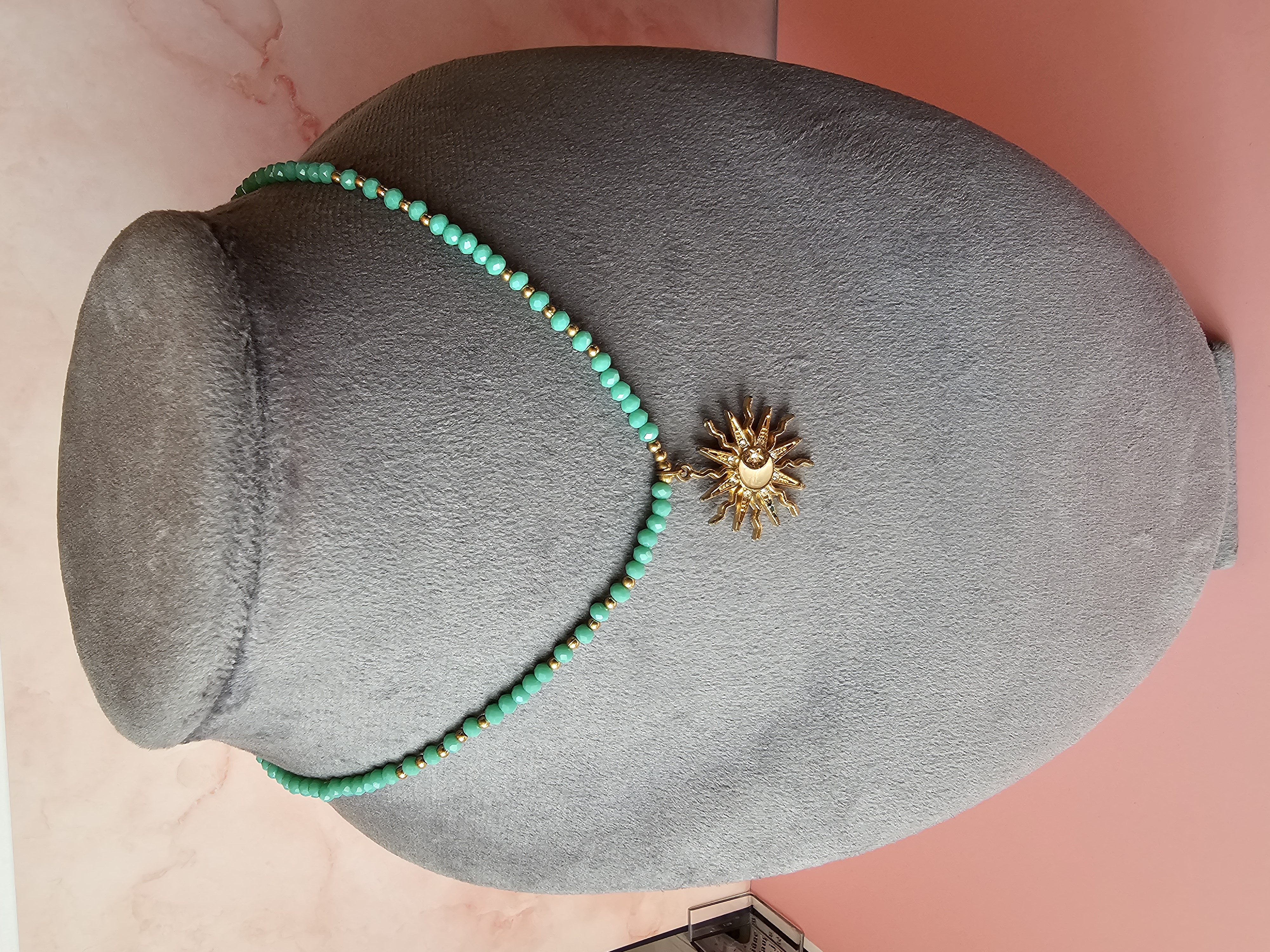 Kaklo vėrinys žalios spalvos su saulė