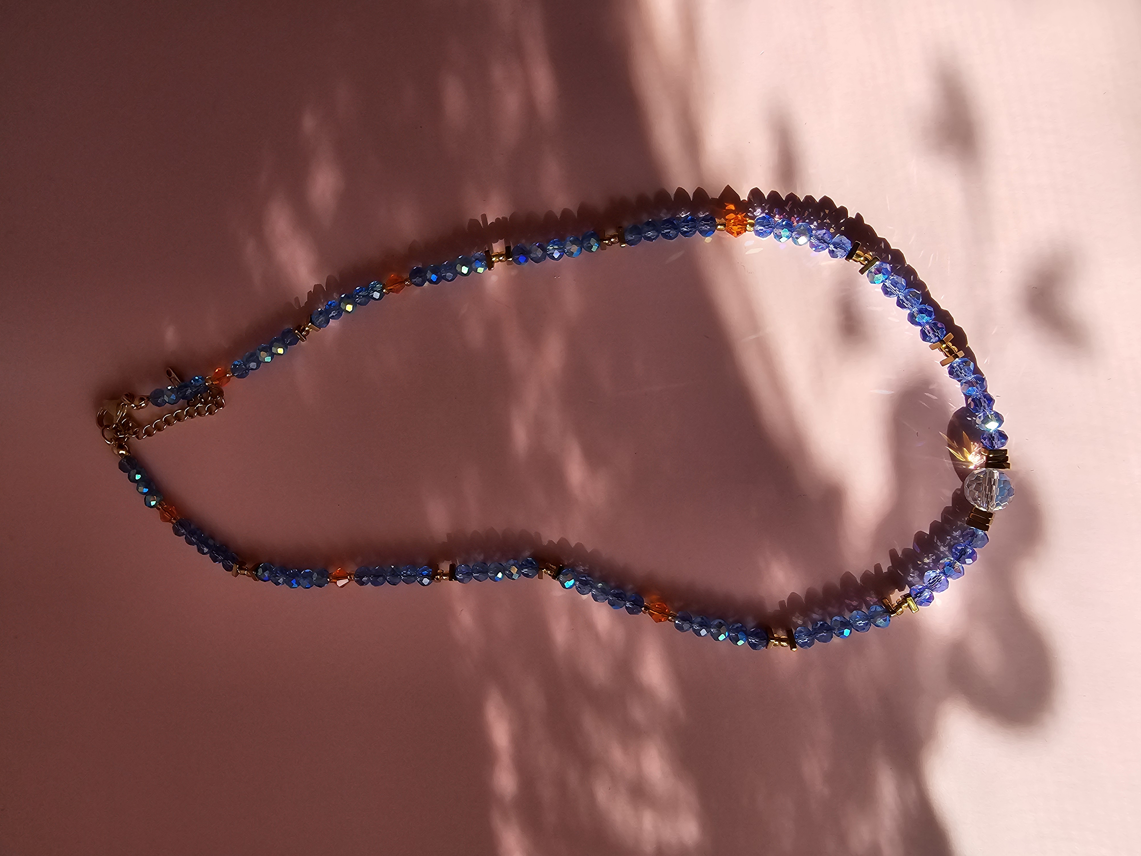 Puošnus švelniai mėlynos spalvos kaklo vėrinys su karoliuku