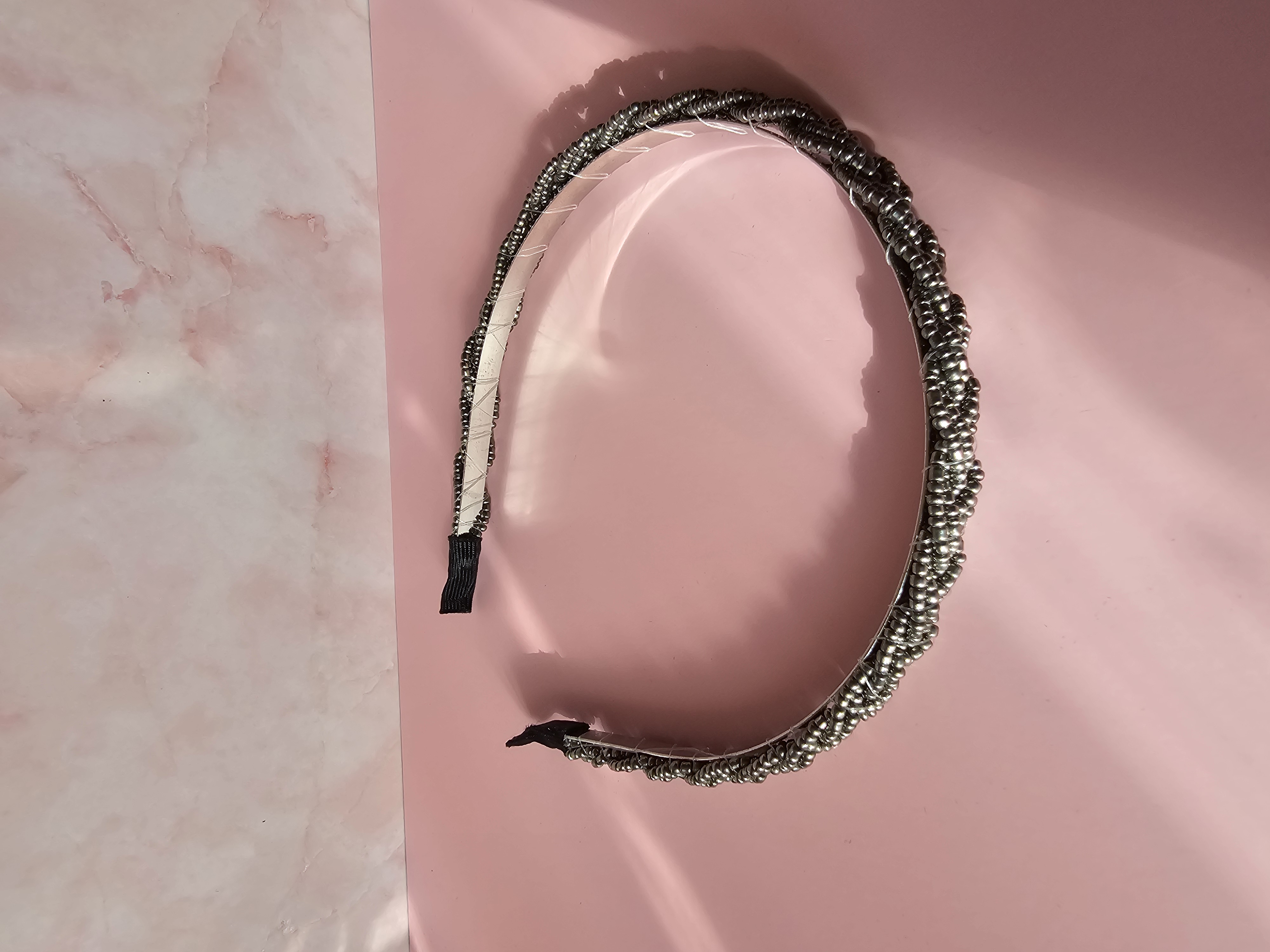 Siuvinėtas plaukų lankelis - pilkas