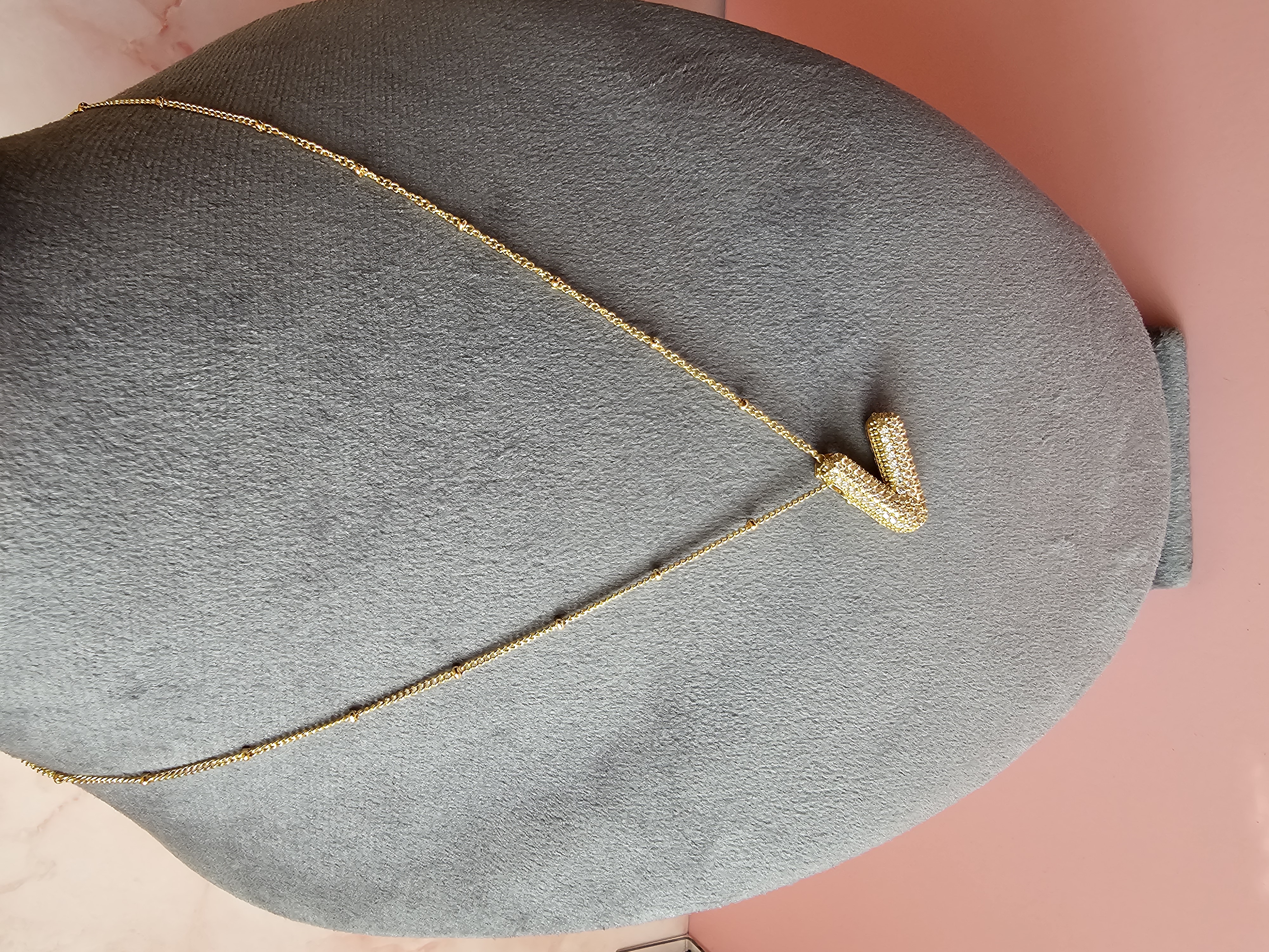 Nerūdijančio plieno grandinėlė su raide V