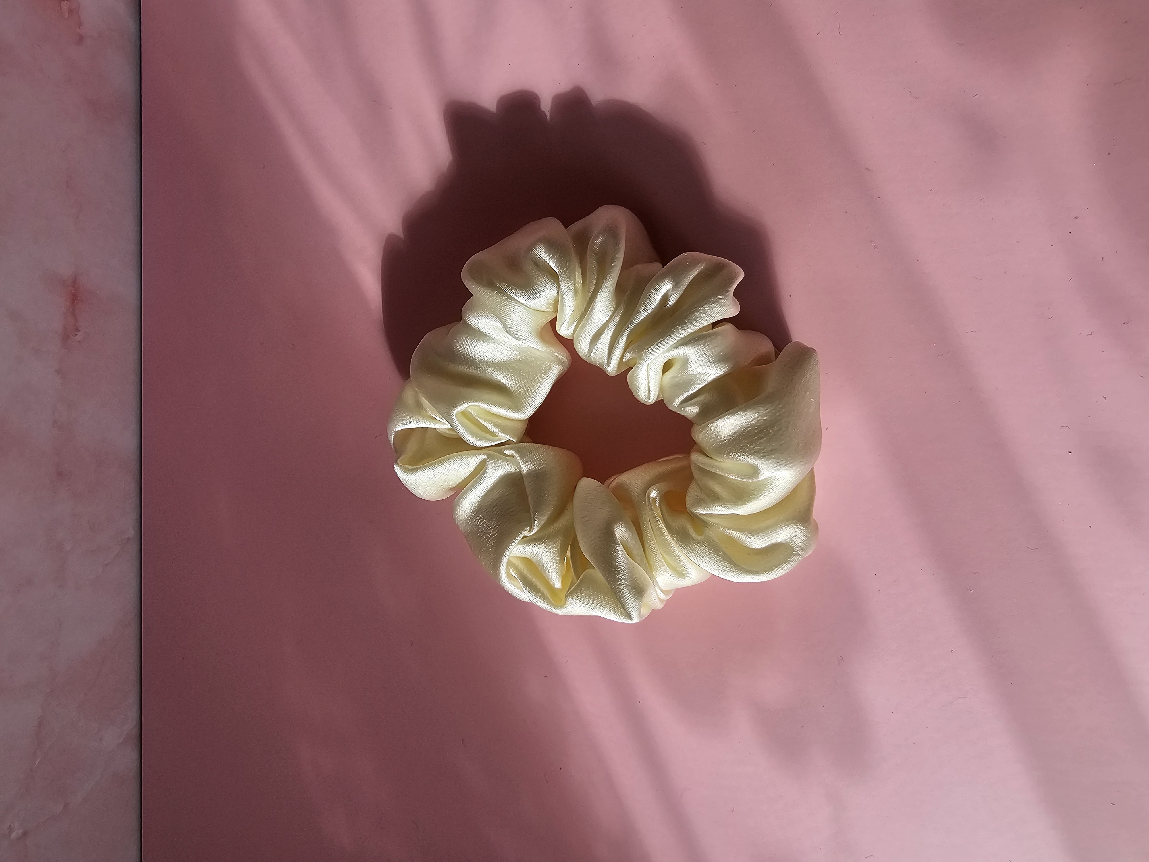 Maxi šilkinė plaukų gumytė - balta