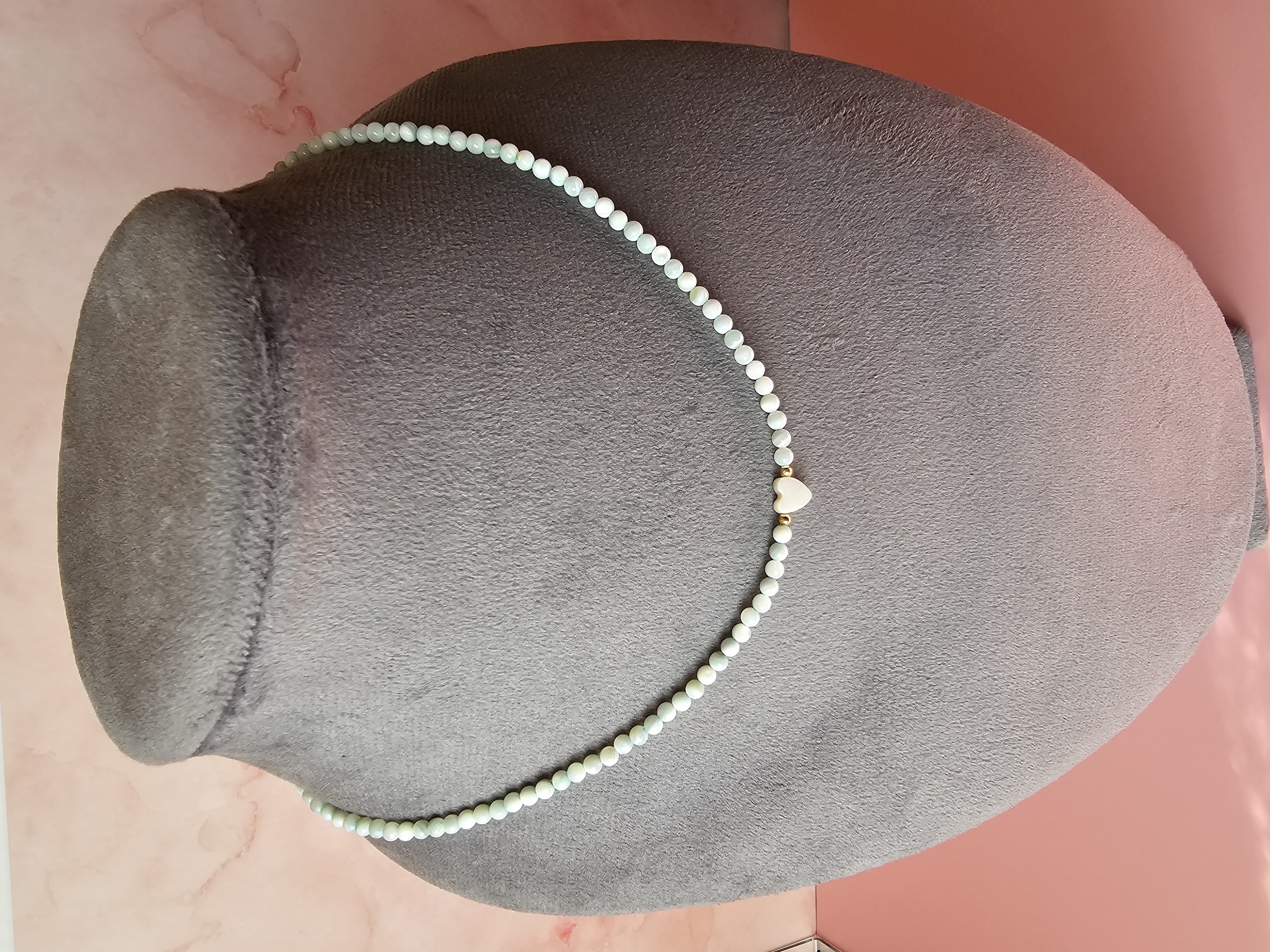 Baltas kaklo vėrinys su katės akies karoliukais ir širdele