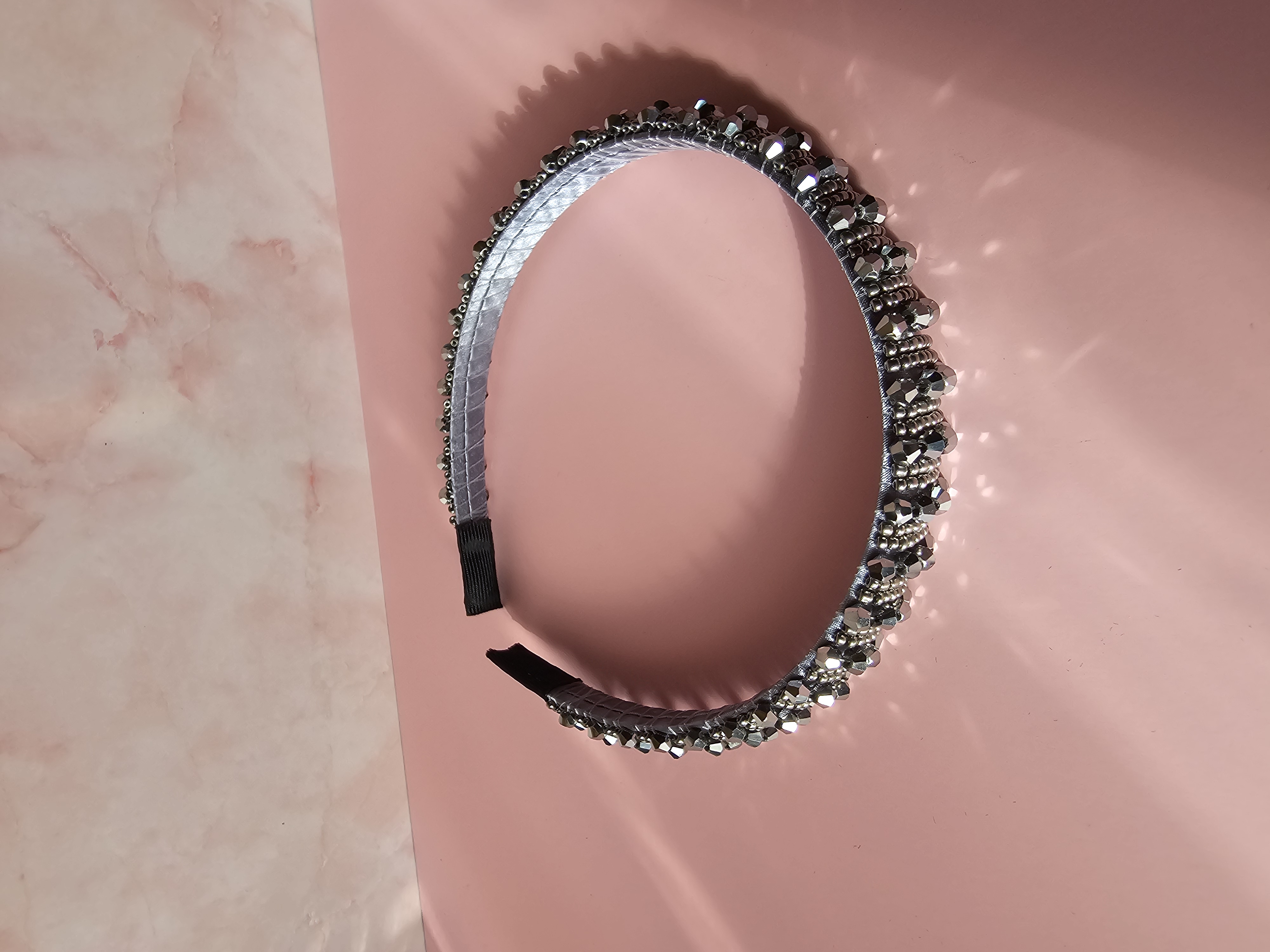 Puošnus siuvinėtas plaukų lankelis - pilkas