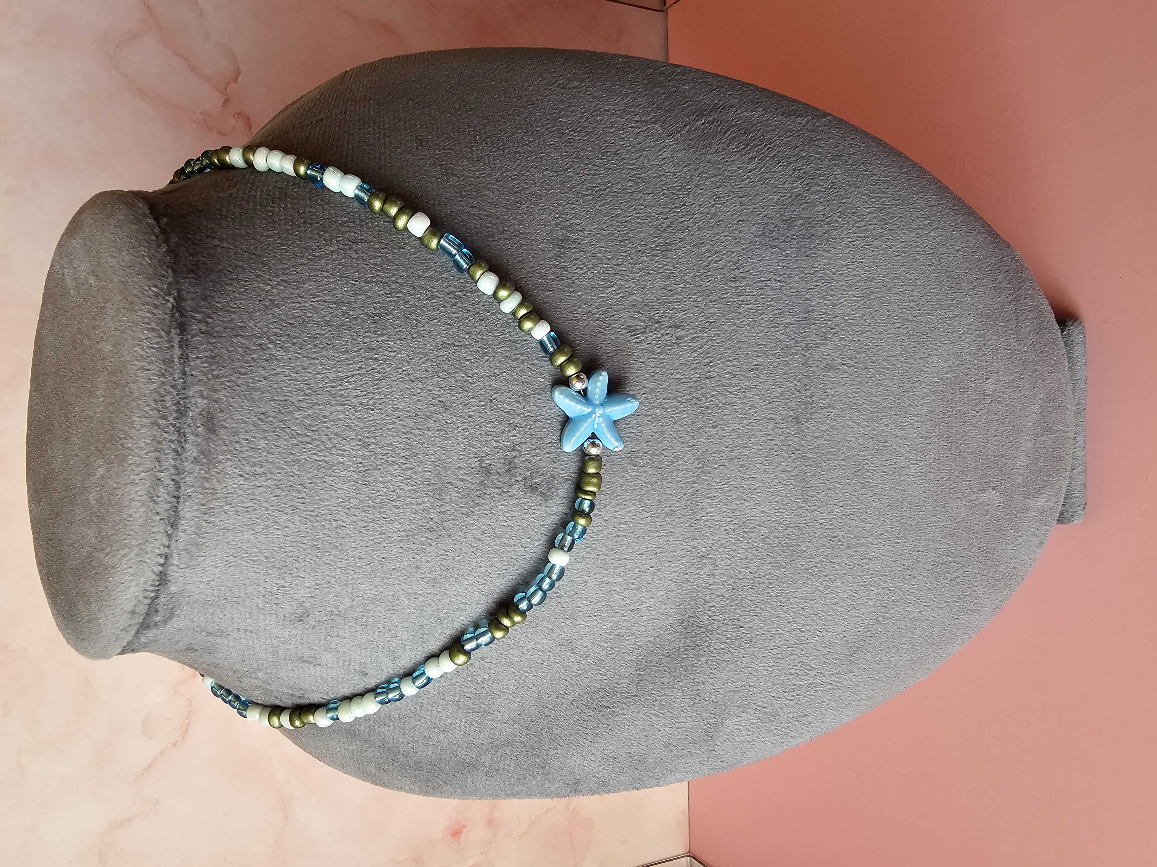 Kaklo vėrinys žaliai baltos ir mėlynos spalvos su jūros žvaigžde