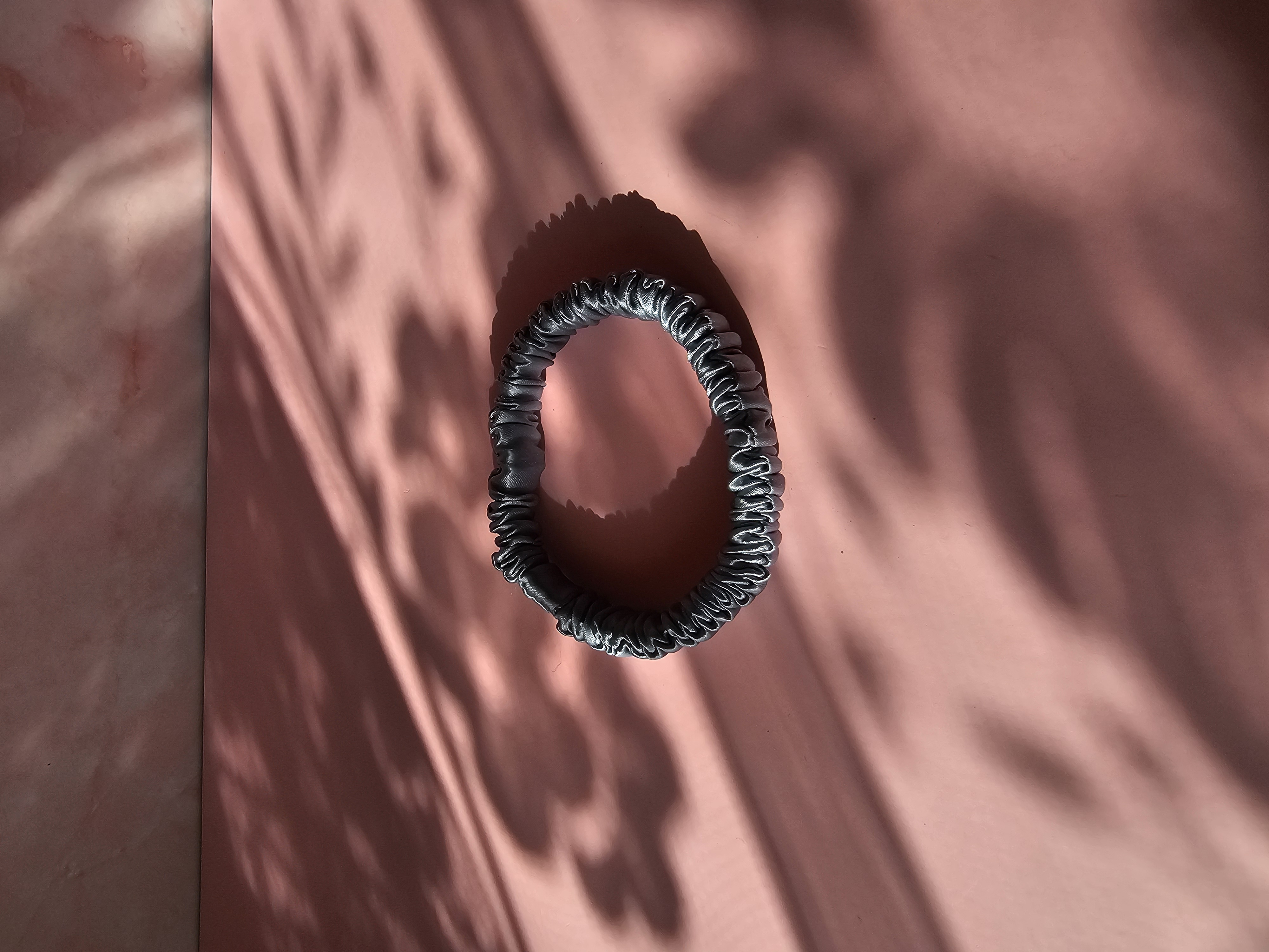 Mini šilkinė plaukų gumytė - tamsiai pilka