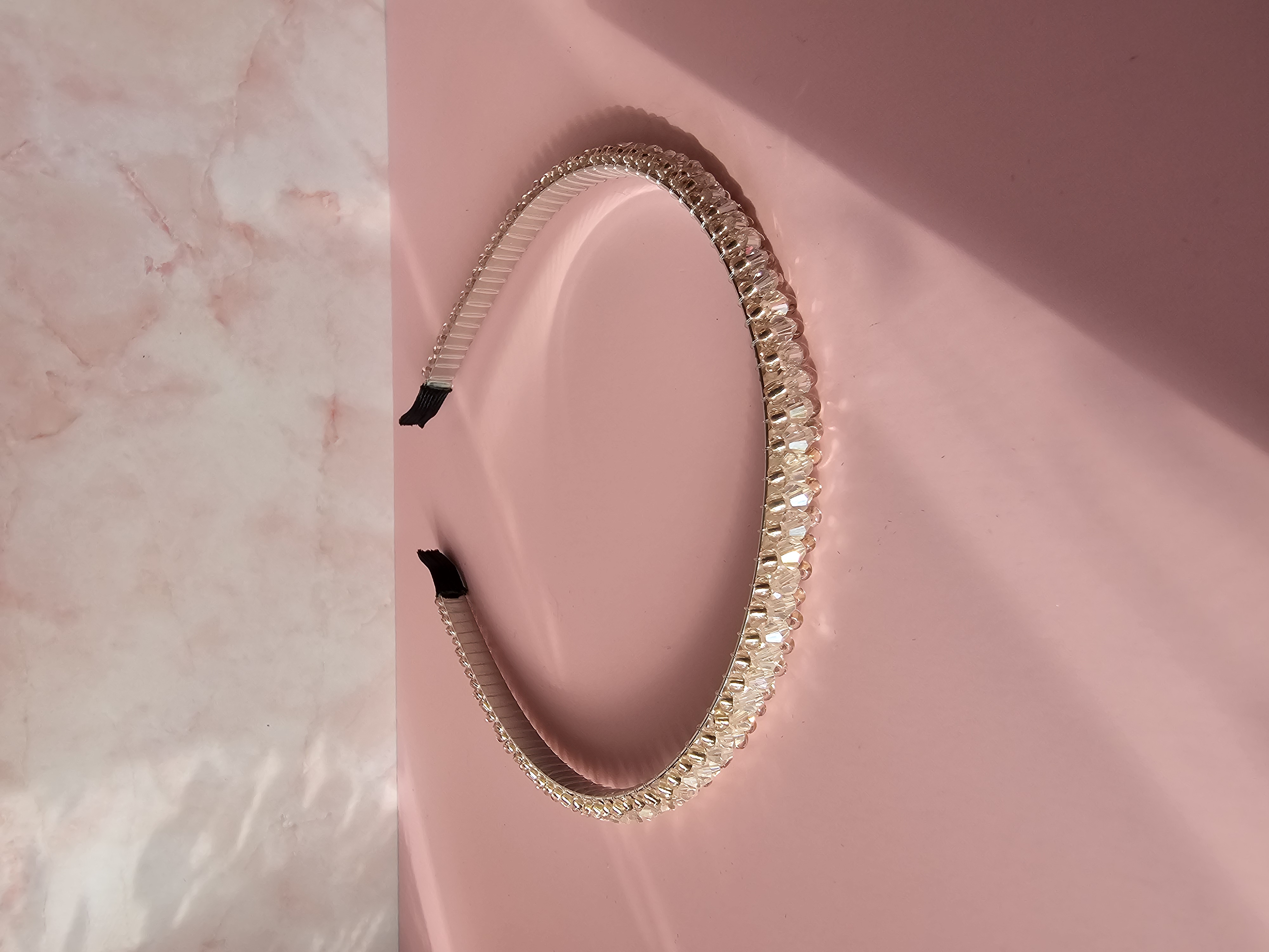 Aukso spalvos siuvinėtas lankelis