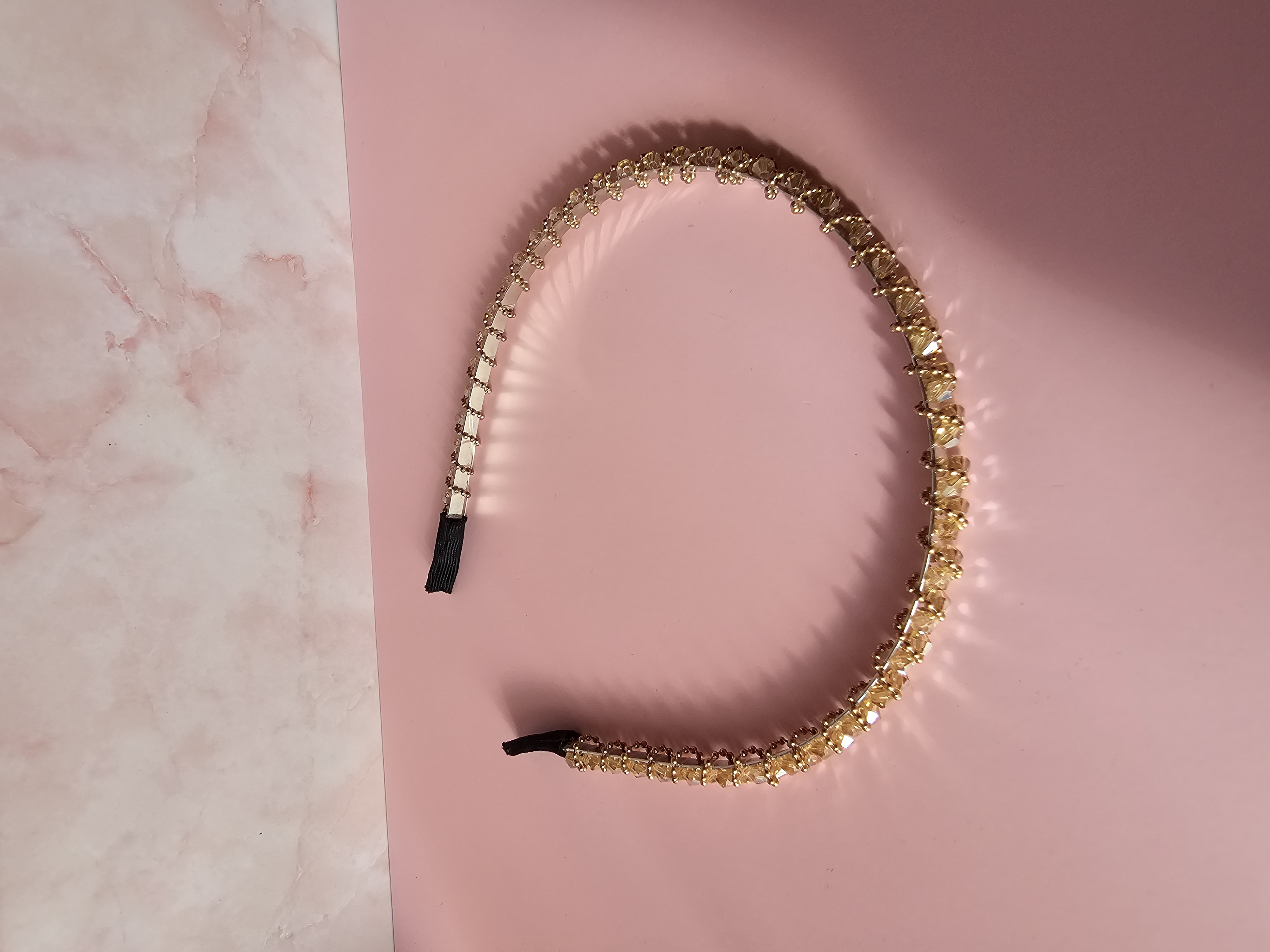 Auksinės spalvos siuvinėtas plaukų lankelis - plonasis