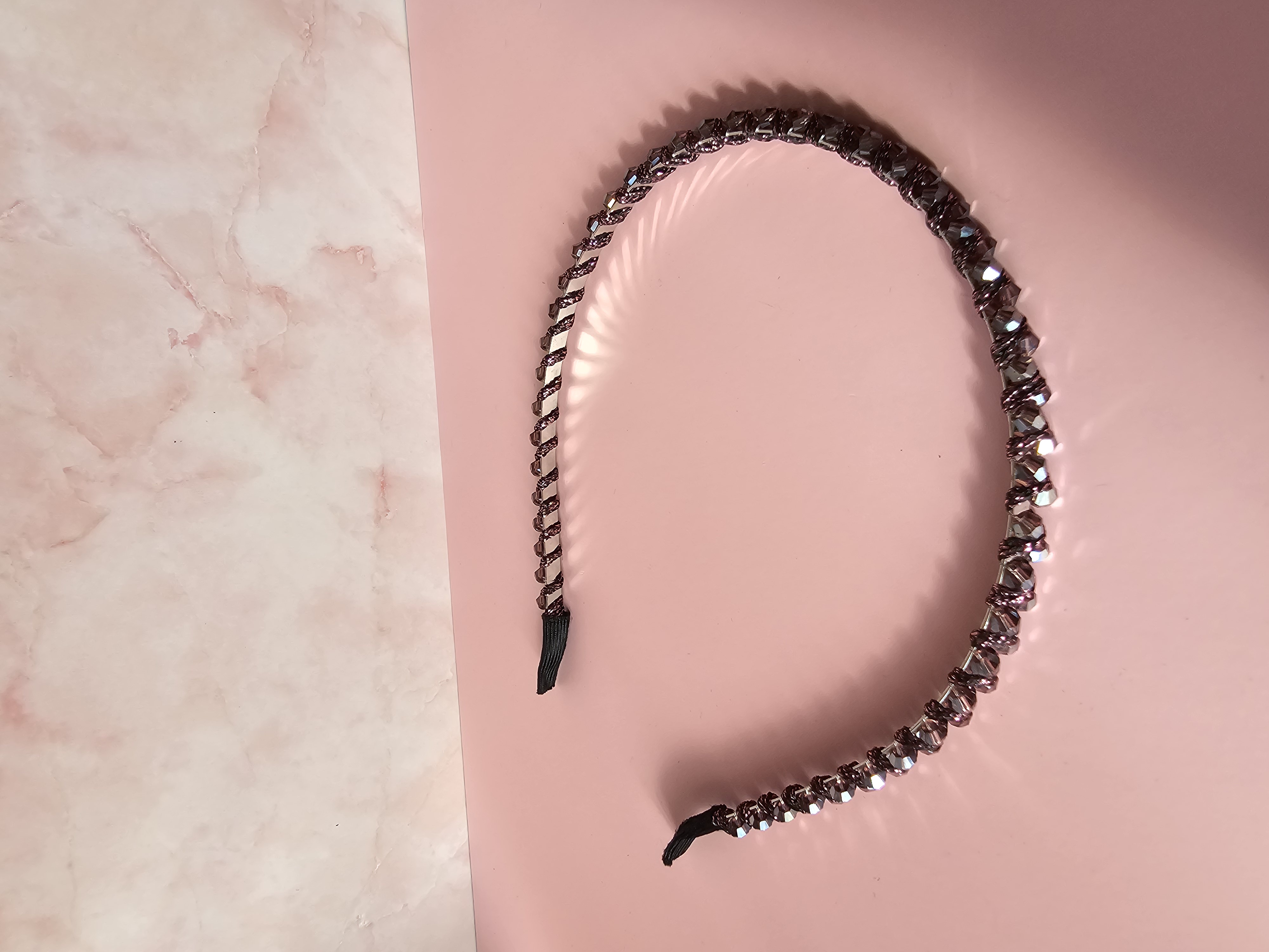 Siuvinėtas plaukų lankelis su violetiniais deimantukais