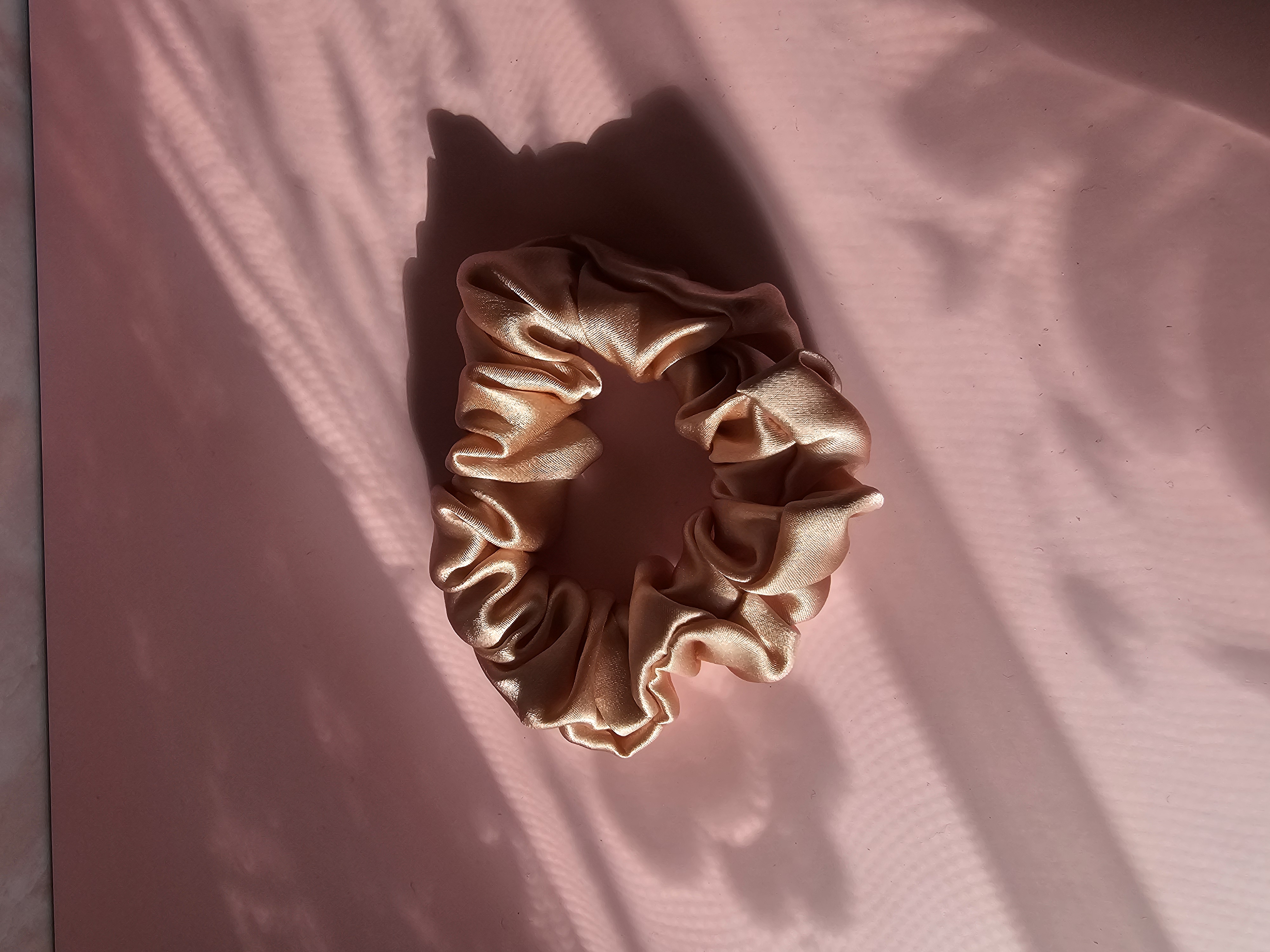 Maxi šilkinė plaukų gumytė - pelenų rožė