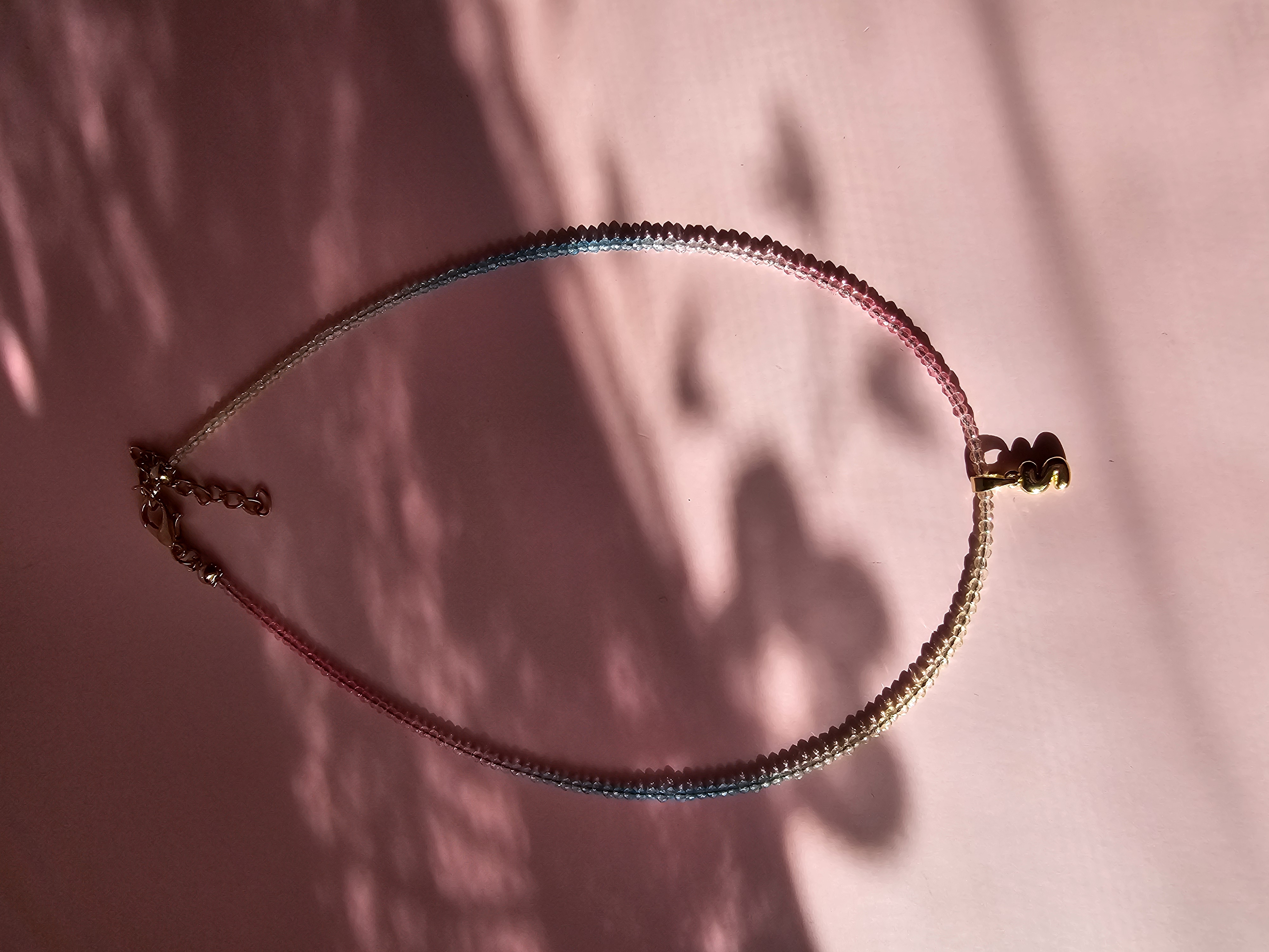 Spalvingas kaklo vėrinys su S raide