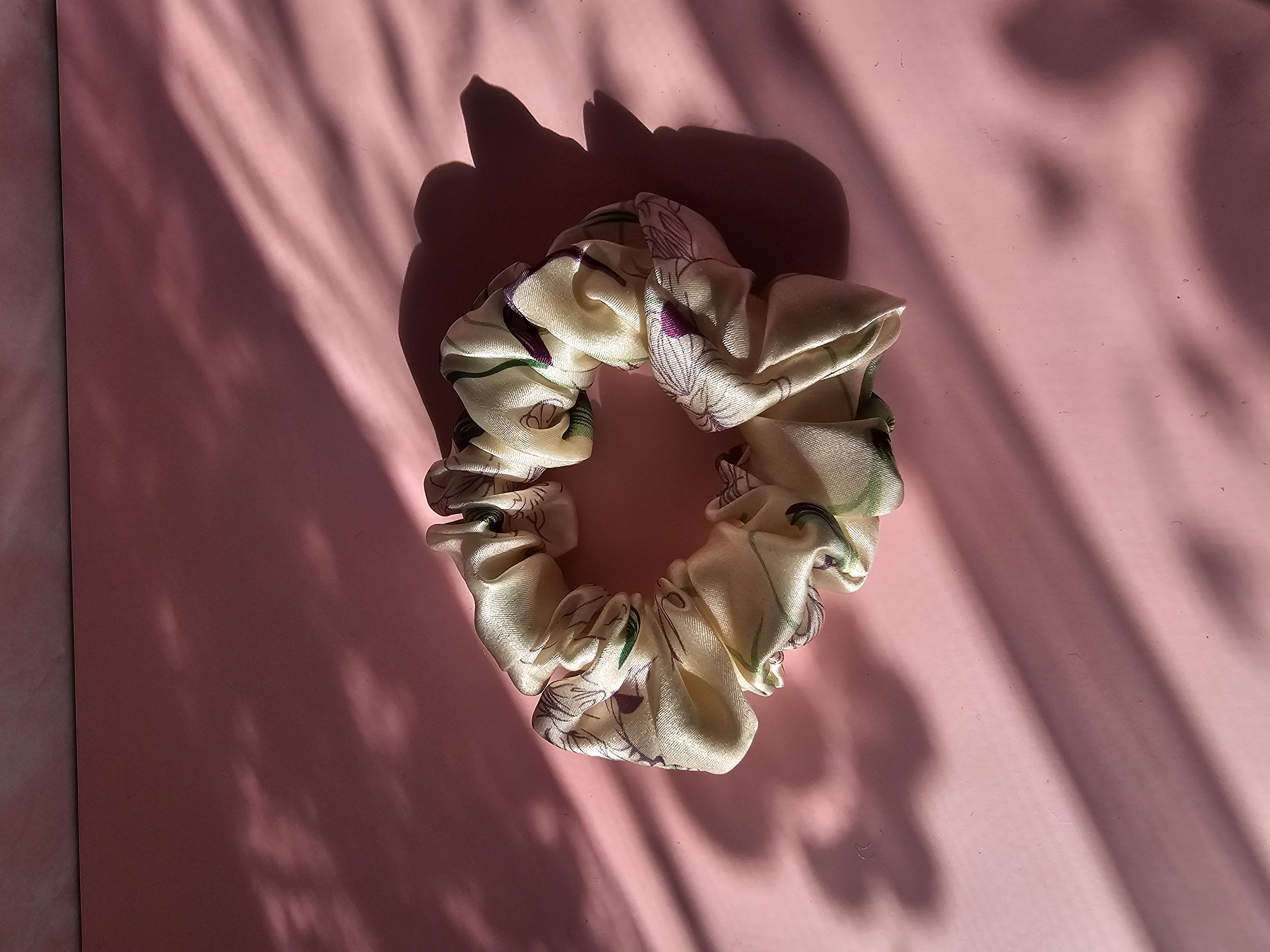 Maxi šilkinė plaukų gumytė - kreminė su gėlėmis