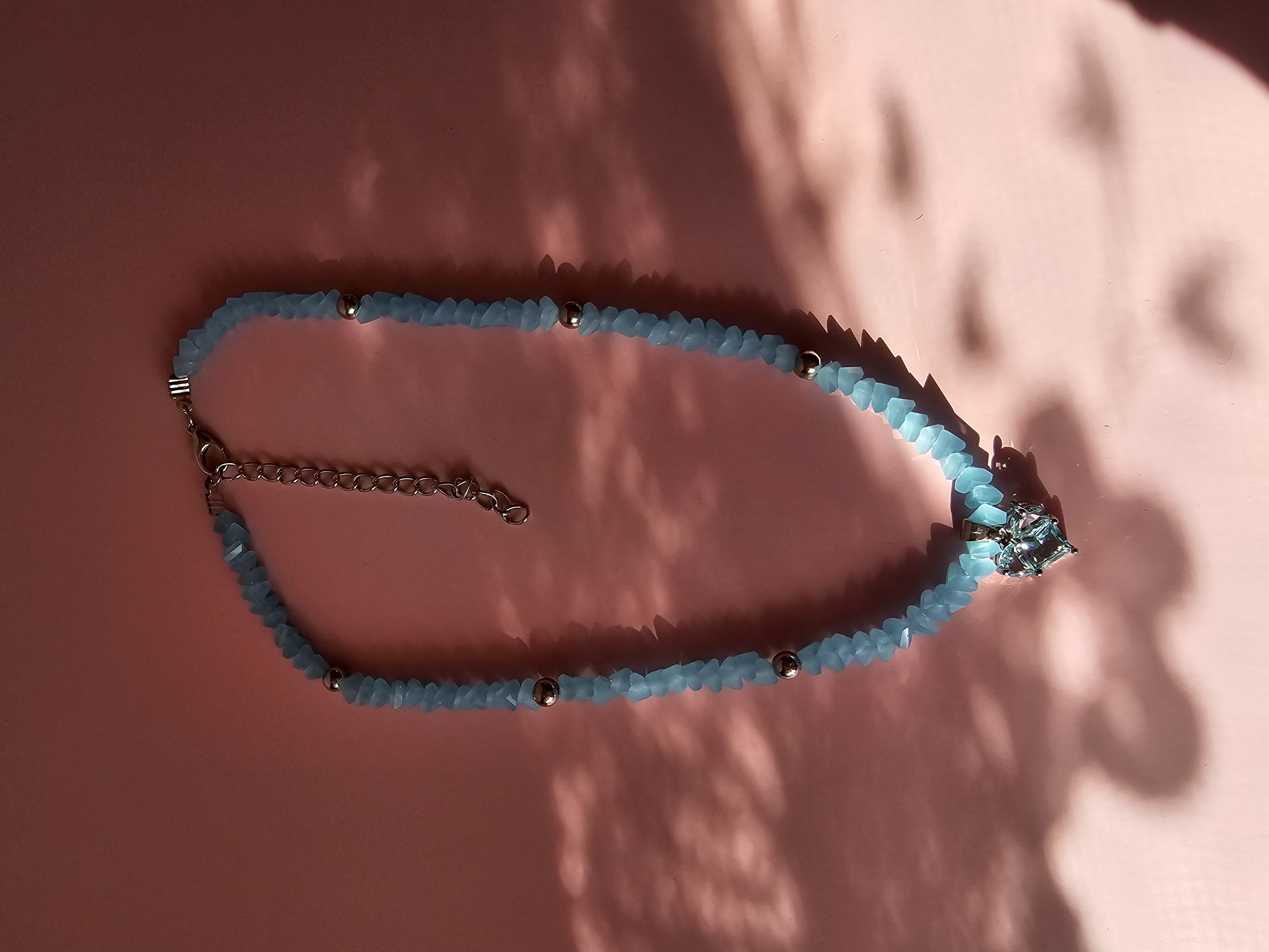 Puošnus šviesiai mėlynas kaklo vėrinys su širdele