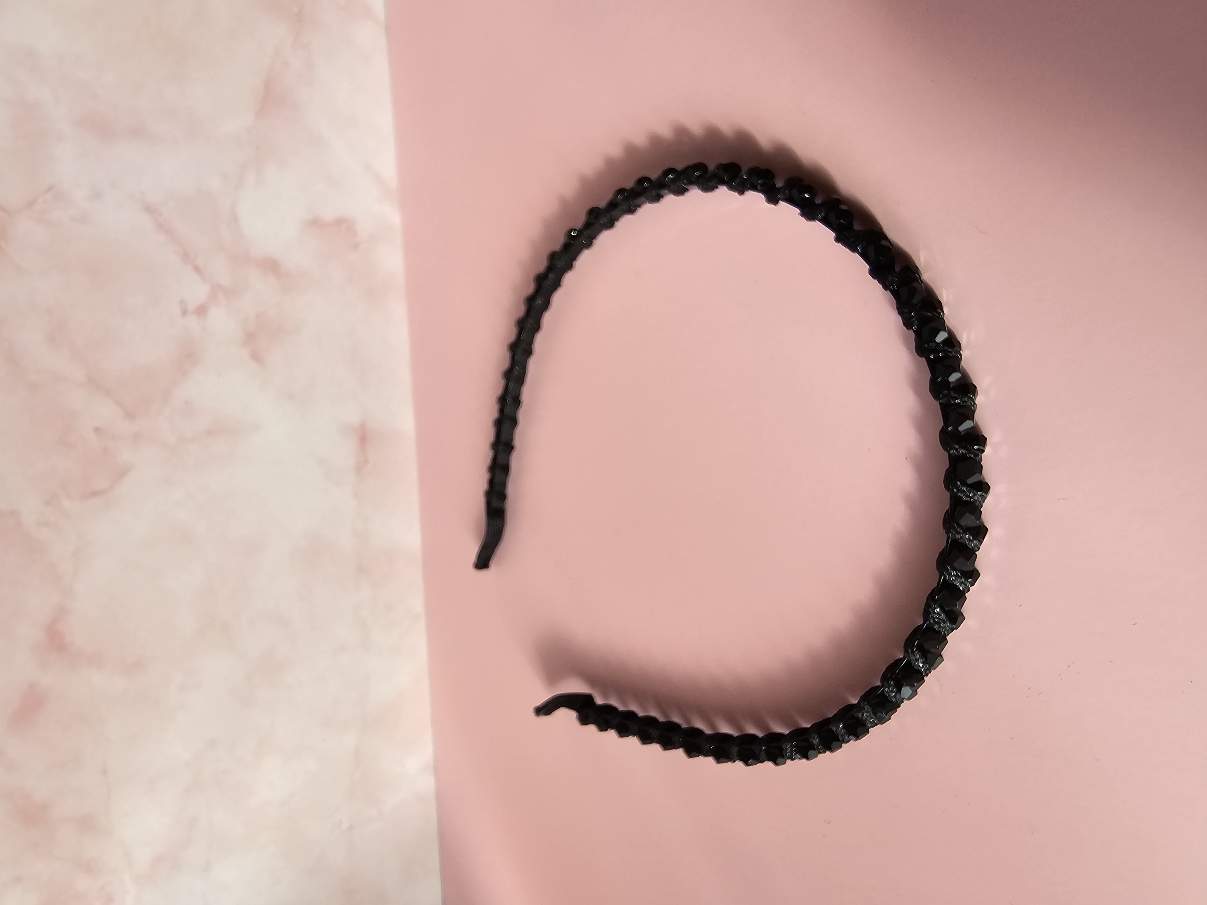 Juodas siuvinėtas plaukų lankelis - plonasis