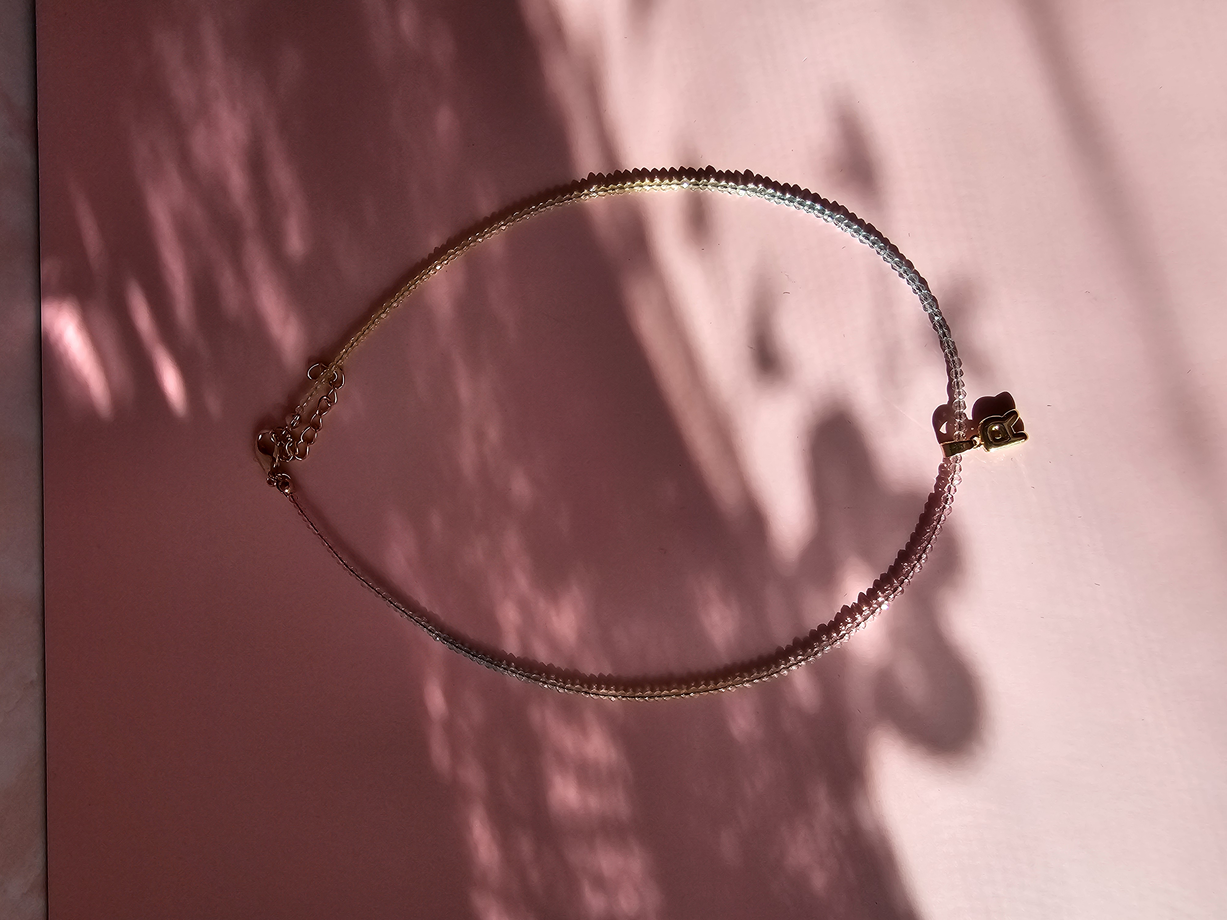 Spalvingas kaklo vėrinys su R raide