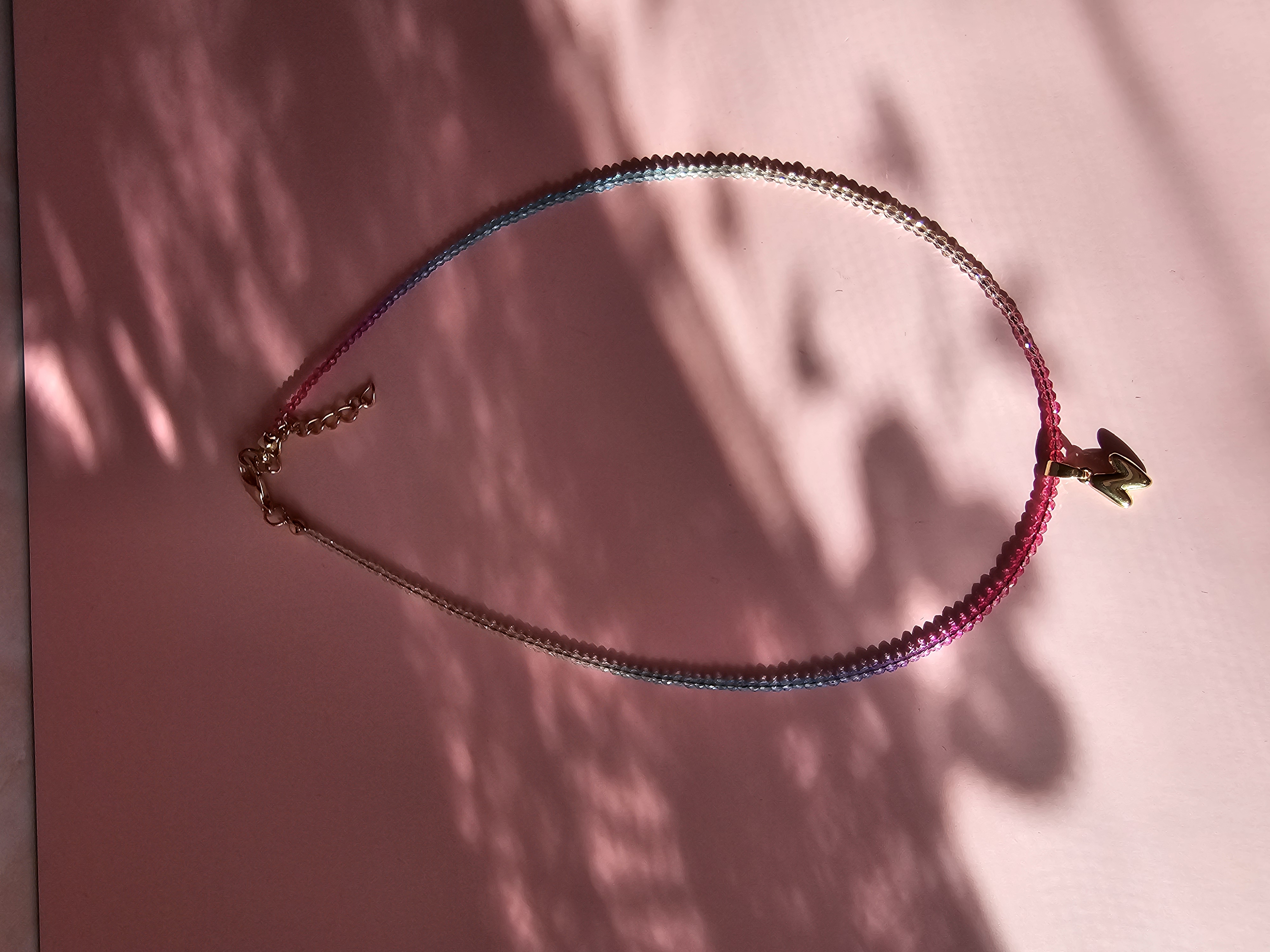 Spalvingas kaklo vėrinys su N raide