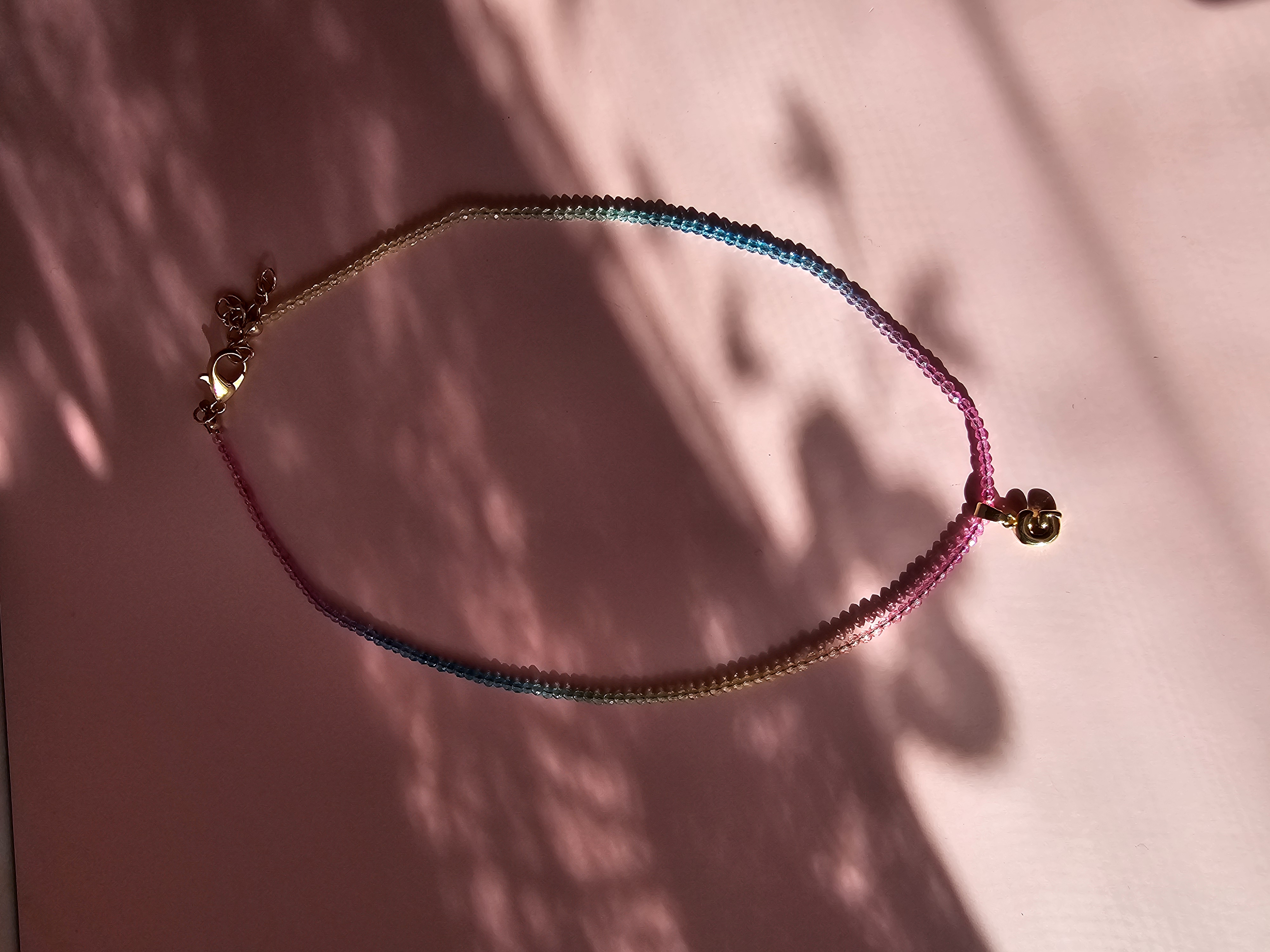 Spalvingas kaklo vėrinys su G raide