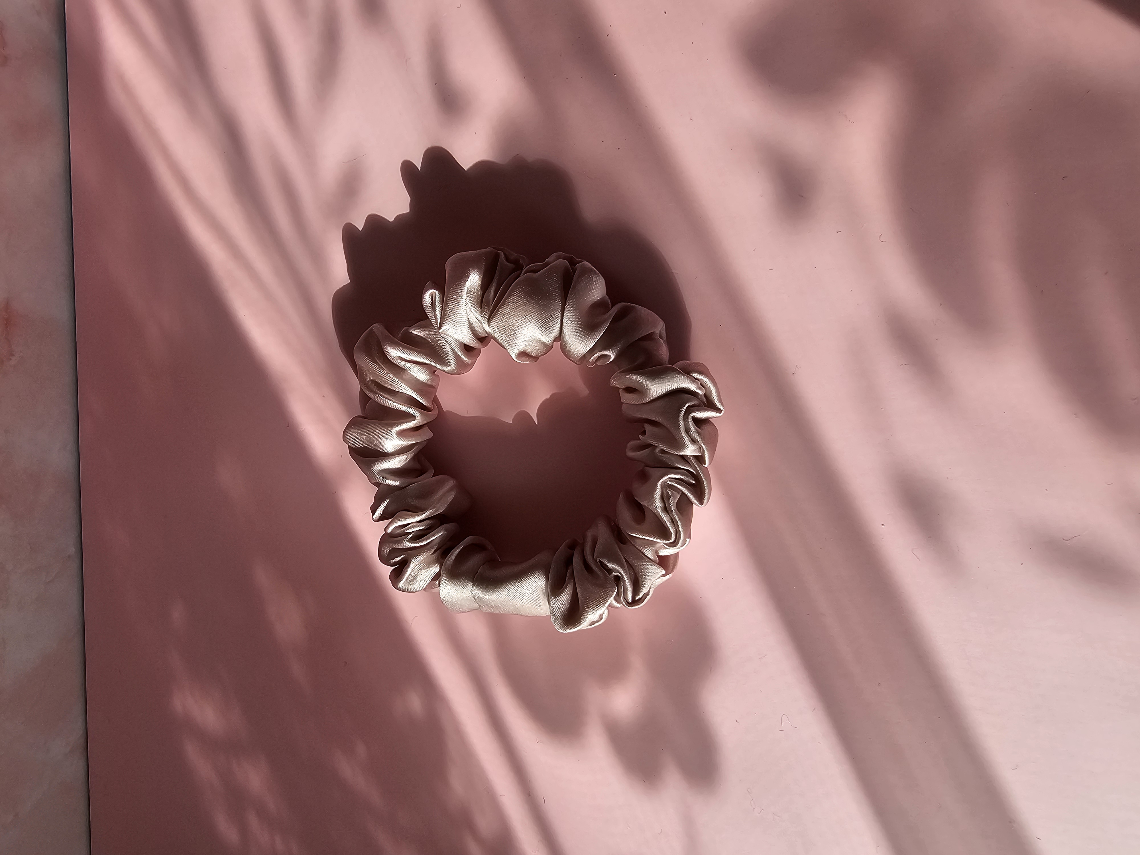 Midi šilkinė plaukų gumytė - pelenų rožė