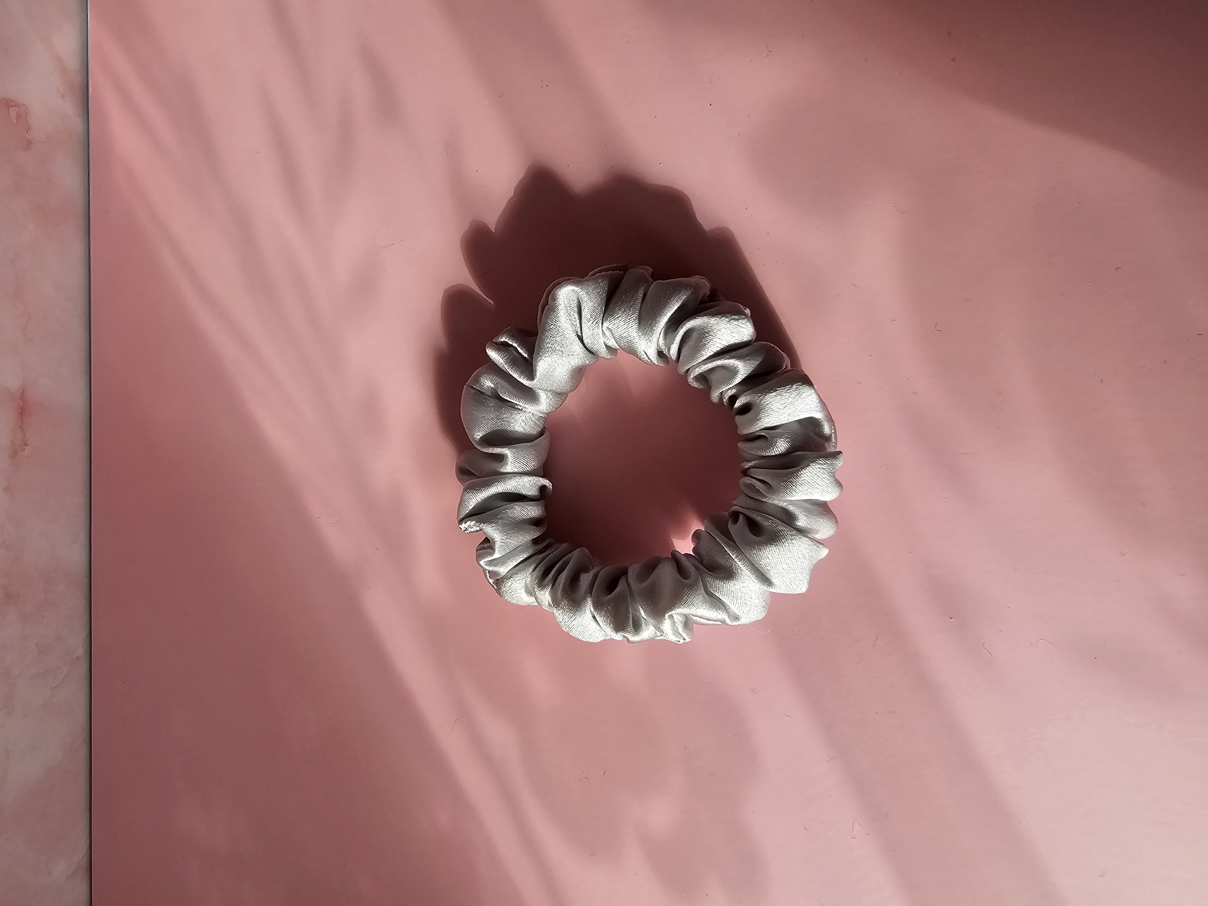 Midi šilkinė gumytė - šviesiai pilka