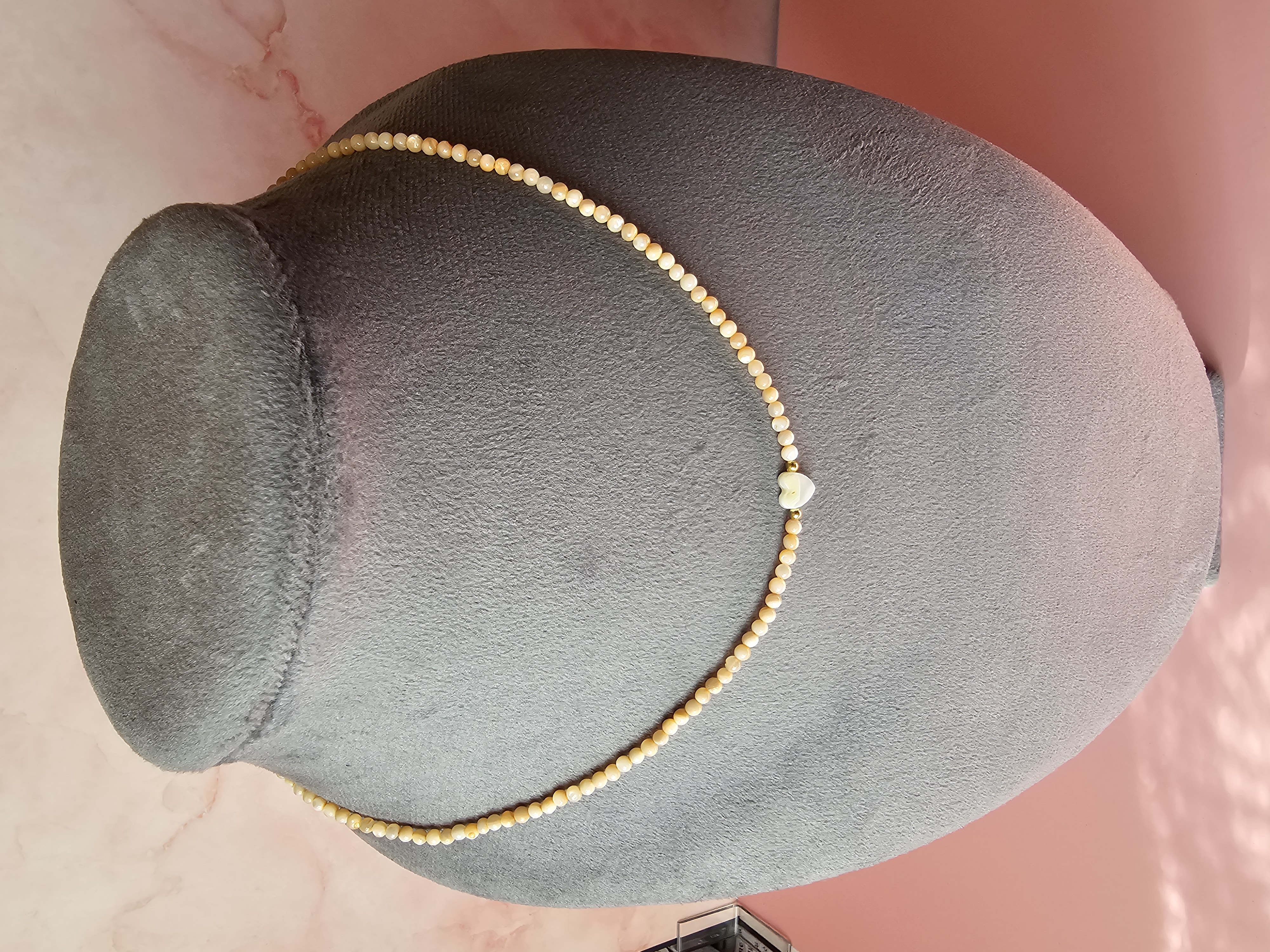 Geltonas kaklo vėrinys su katės akies karoliukais ir širdele