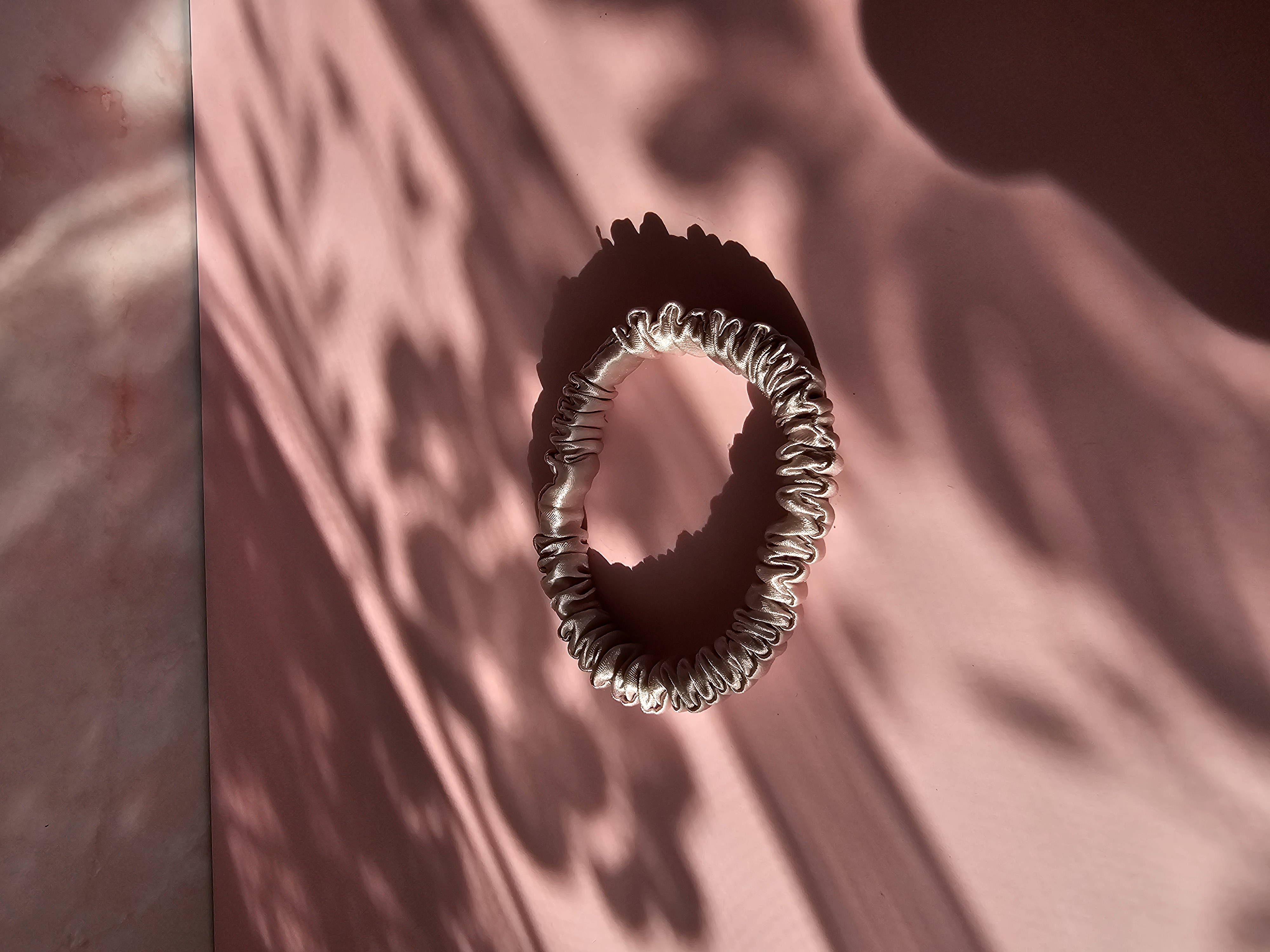 Mini šilkinė plaukų gumytė - tamsus kremas