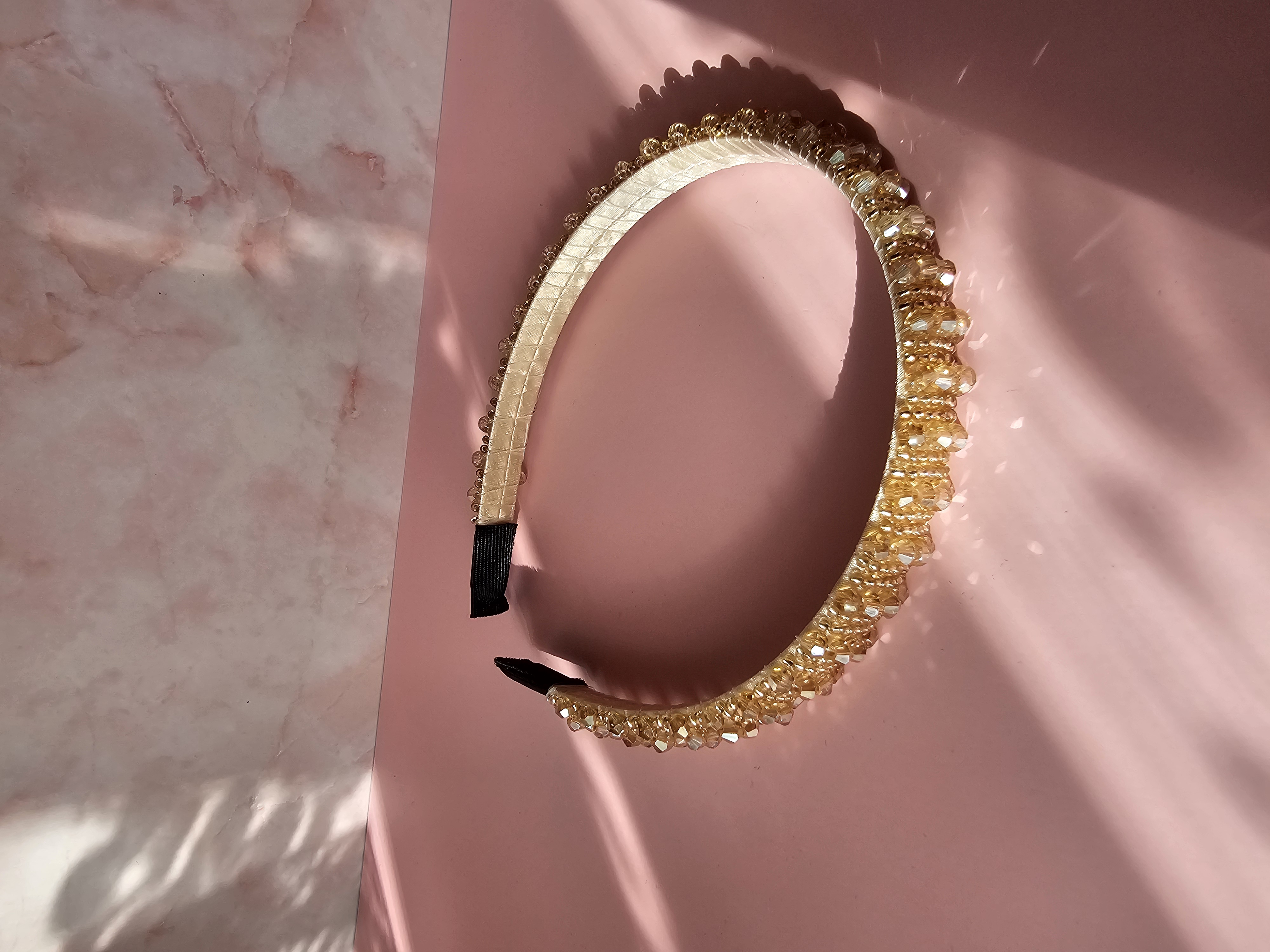 Puošnus siuvinėtas plaukų lankelis - auksas