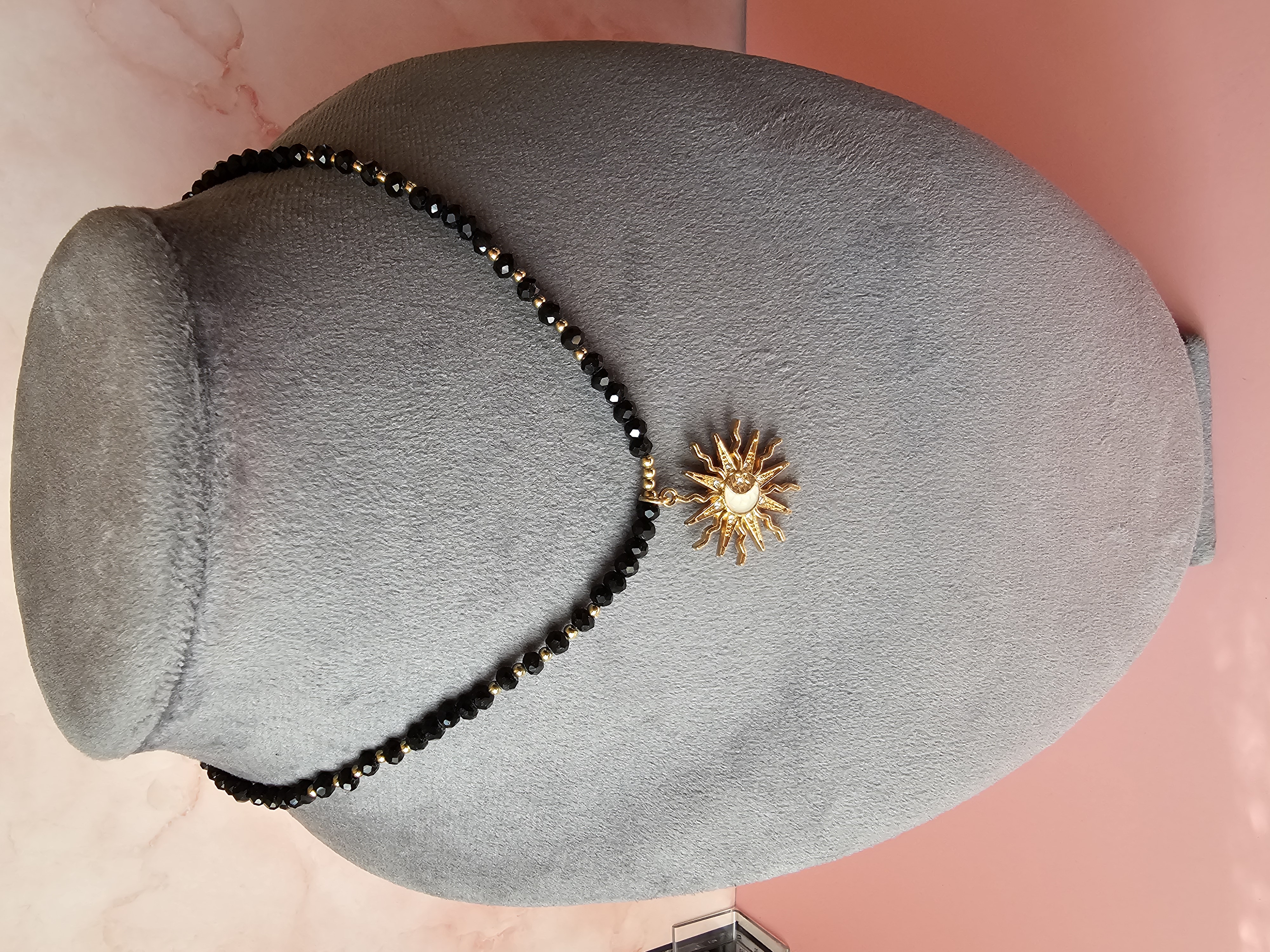 Kaklo papuošalas juodos spalvos su saule