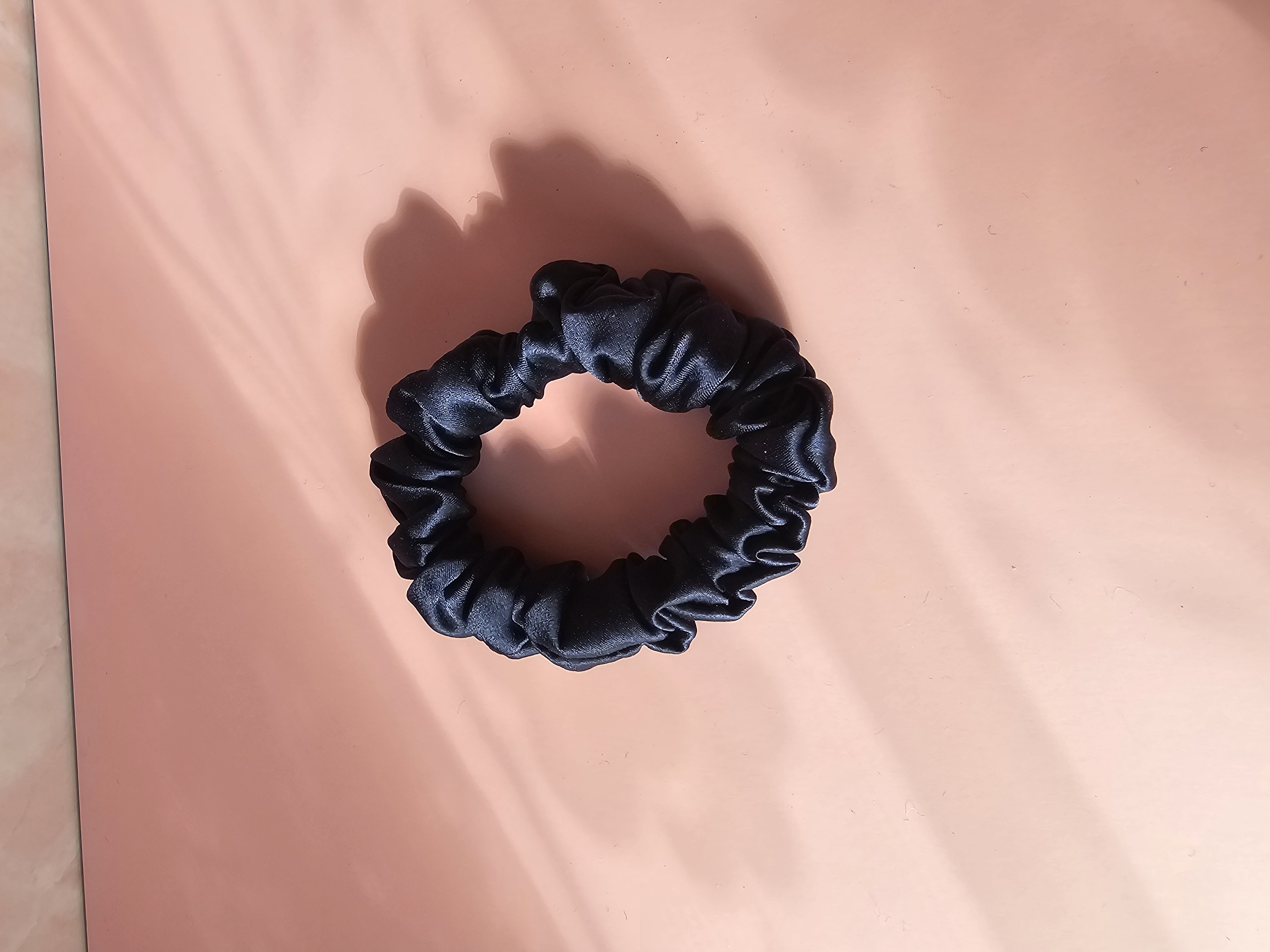 Midi šilkinė gumytė - tamsiai mėlyna