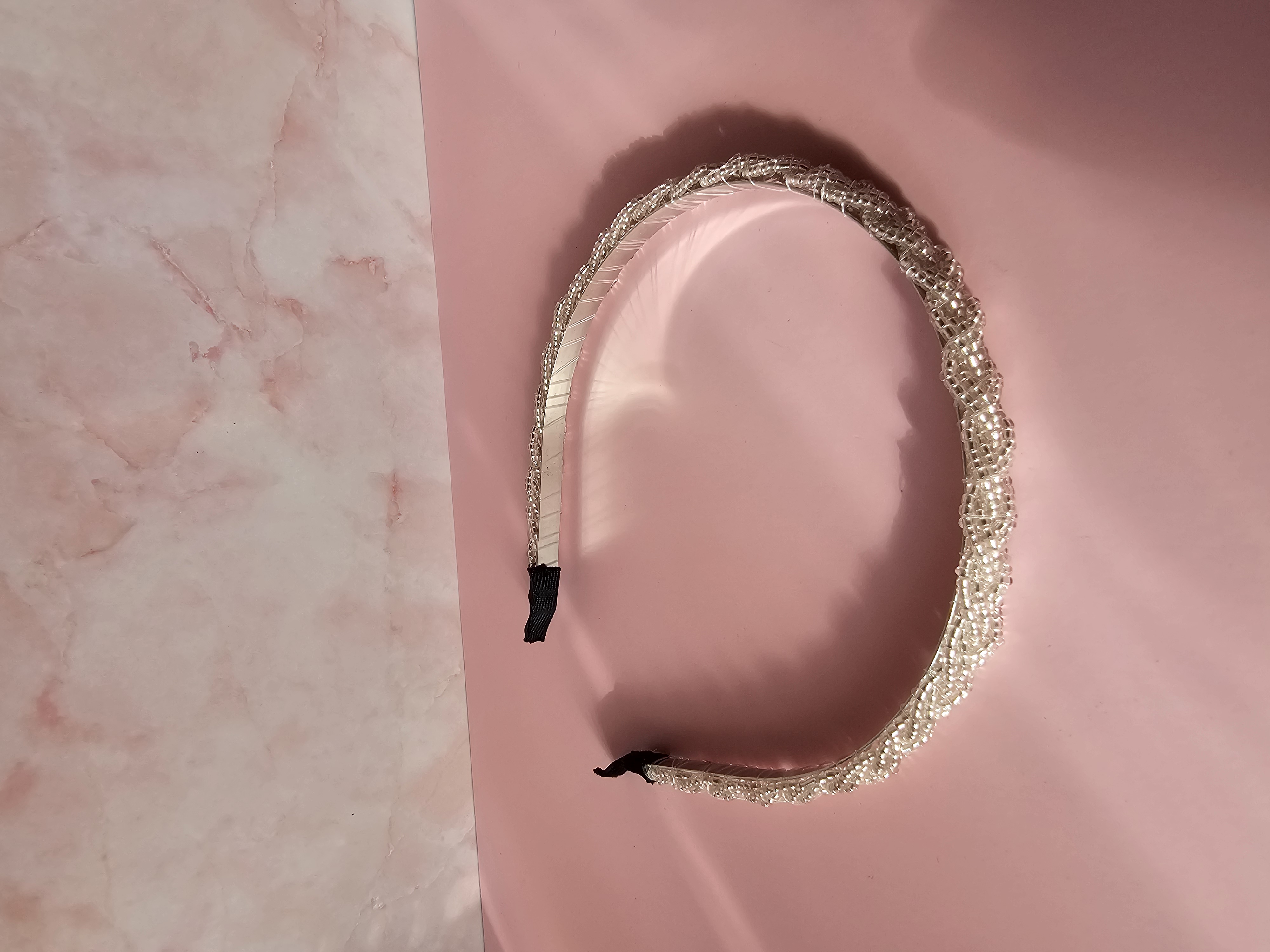 Siuvinėtas baltas lankelis